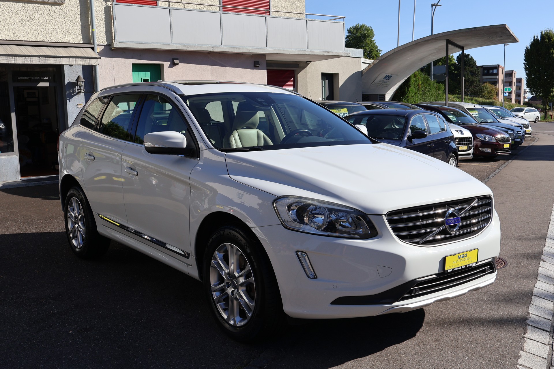 VOLVO XC60 D4 AWD R-Design-image-1