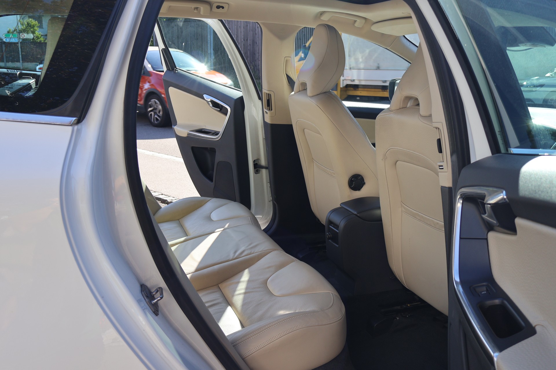 VOLVO XC60 D4 AWD R-Design-image-14