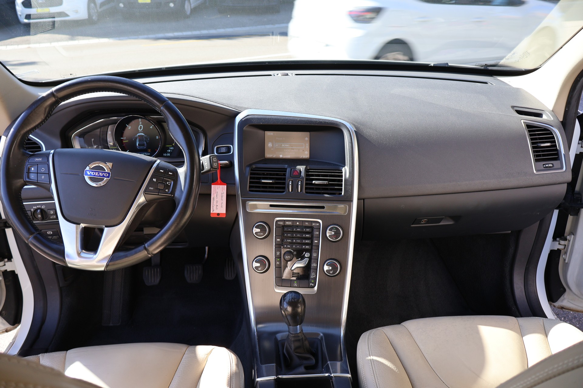 VOLVO XC60 D4 AWD R-Design-image-9