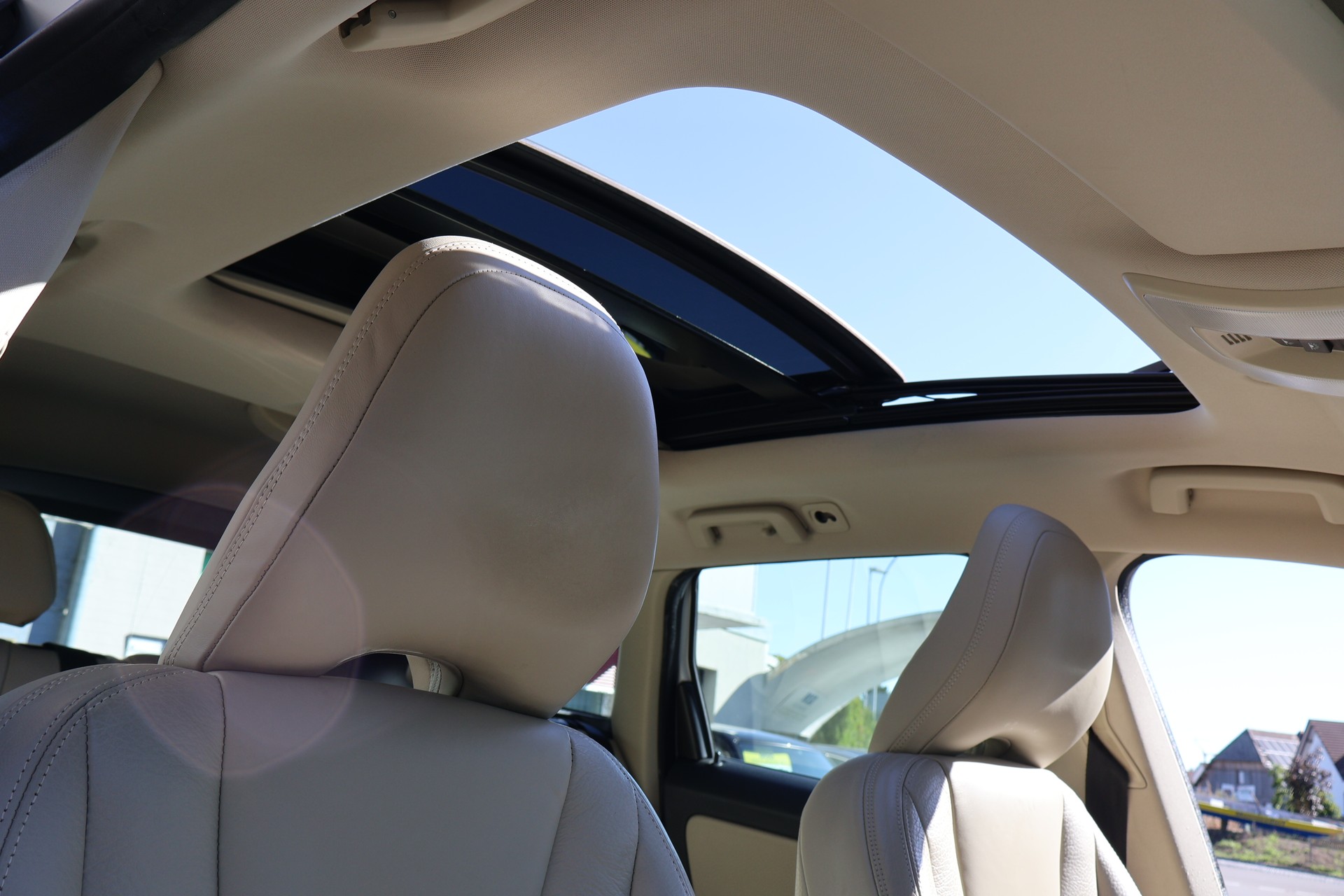 VOLVO XC60 D4 AWD R-Design-image-13