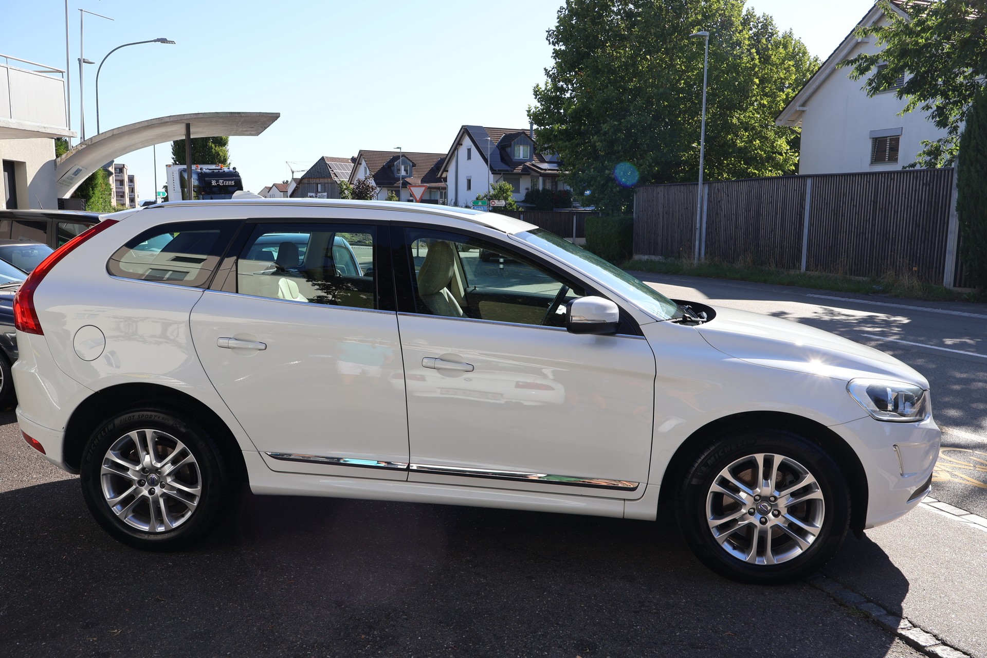 VOLVO XC60 D4 AWD R-Design-image-3