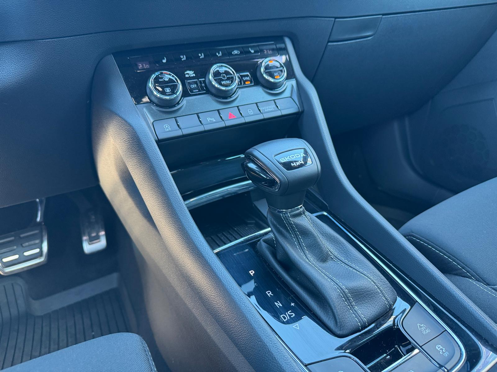 SKODA Karoq 2.0 TSI SportLine 4x4 DSG-image-11