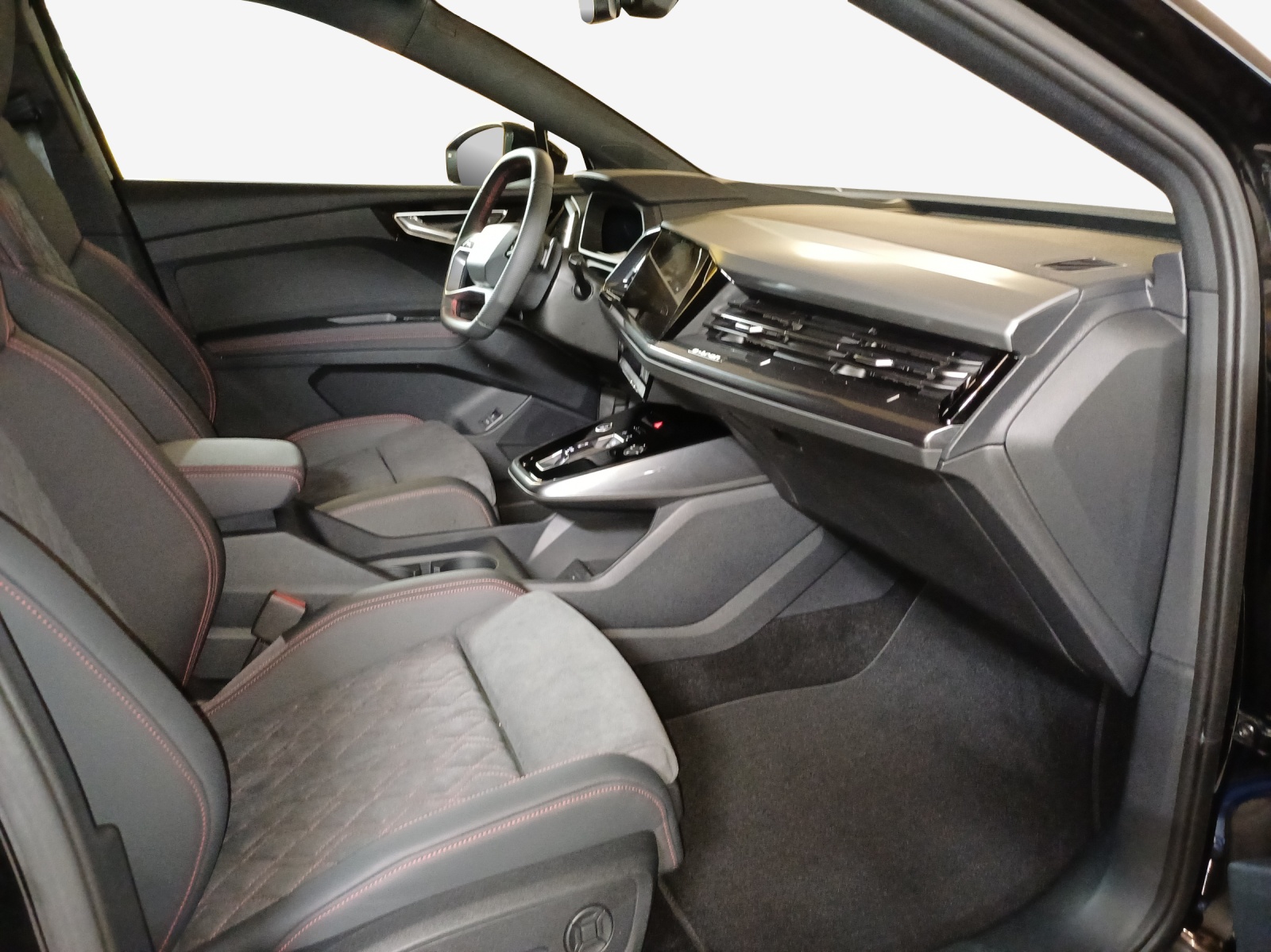 AUDI Q4 e-tron 45 Edition Swiss Ski quattro-image-13