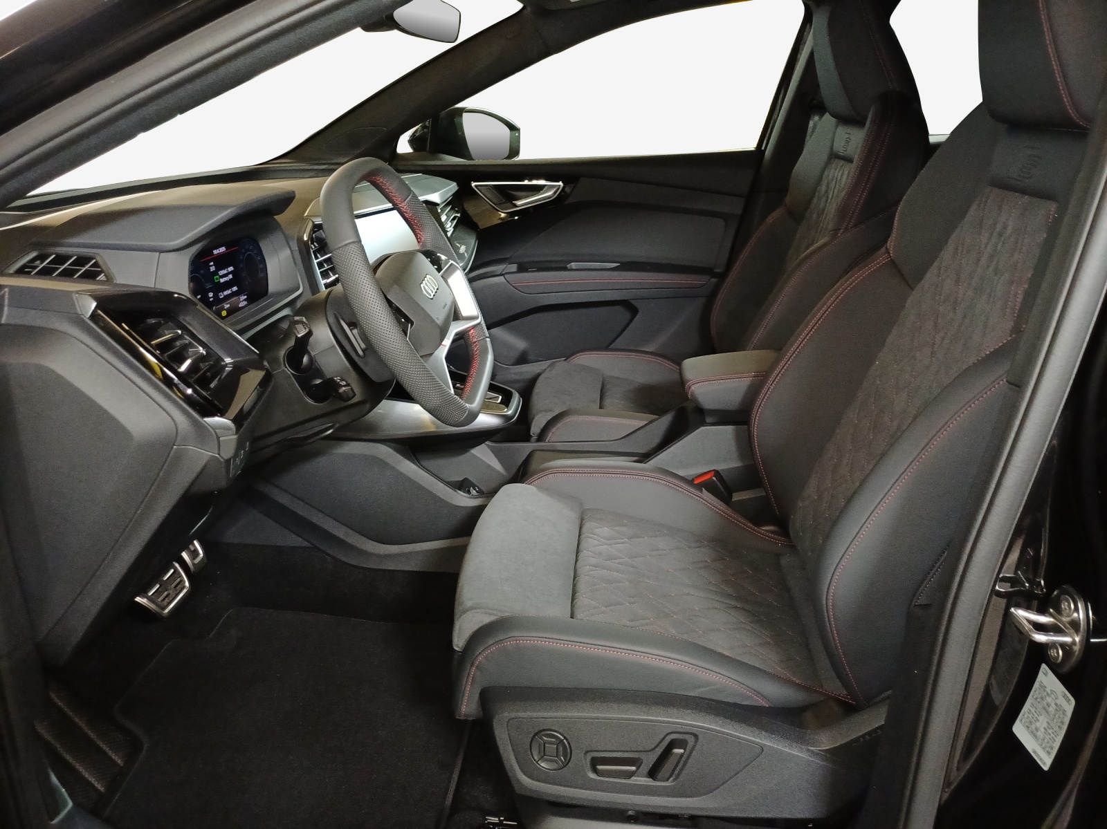 AUDI Q4 e-tron 45 Edition Swiss Ski quattro-image-8