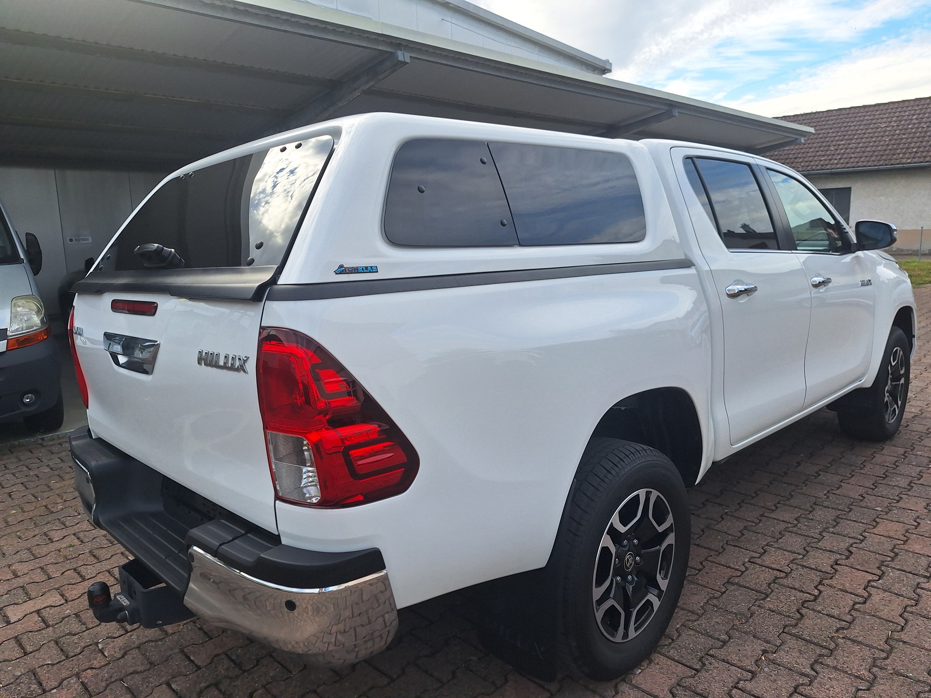 TOYOTA Hilux 2.8D-4D Style Double Cab 4x4 A-image-7