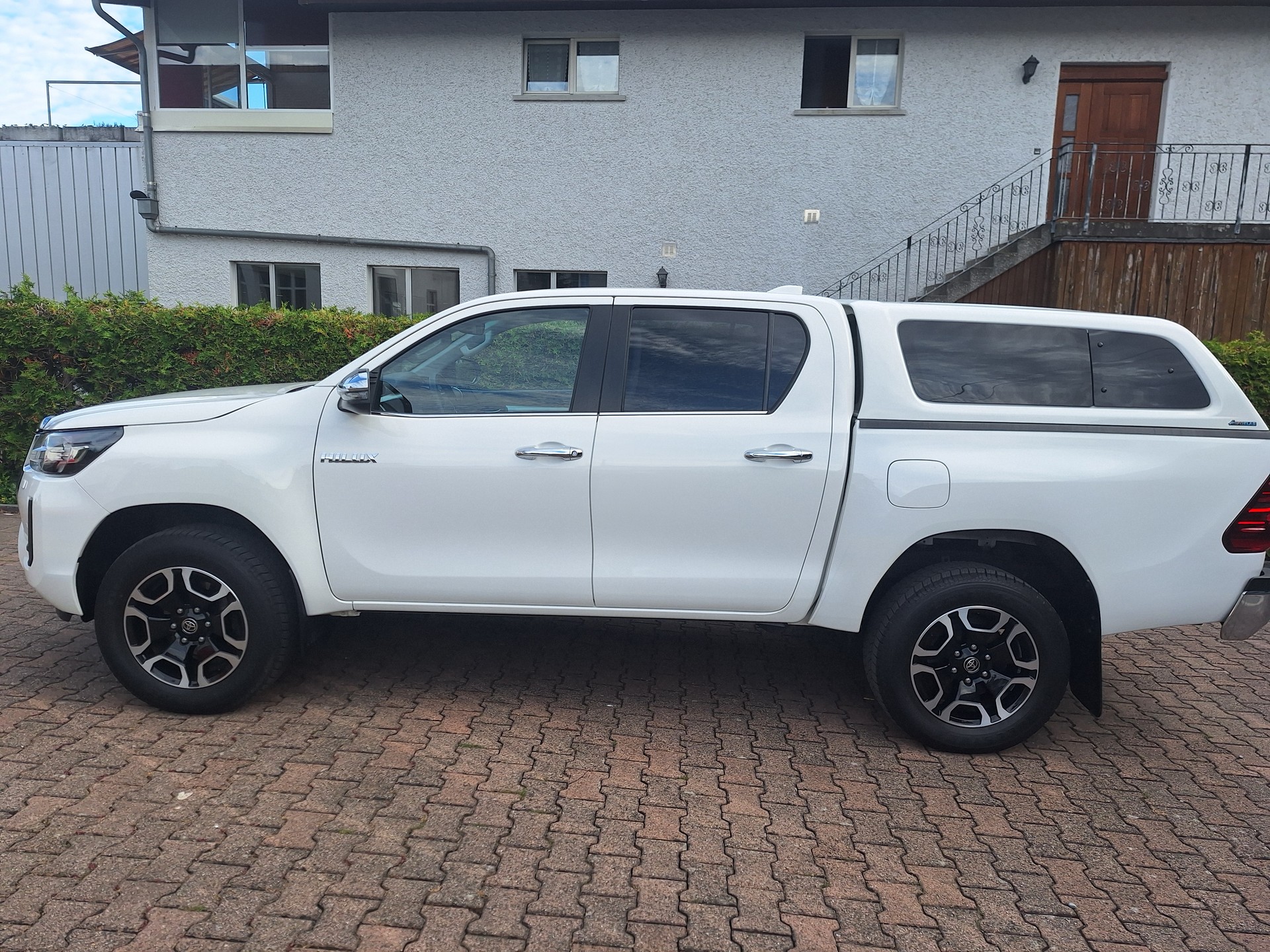 TOYOTA Hilux 2.8D-4D Style Double Cab 4x4 A-image-3