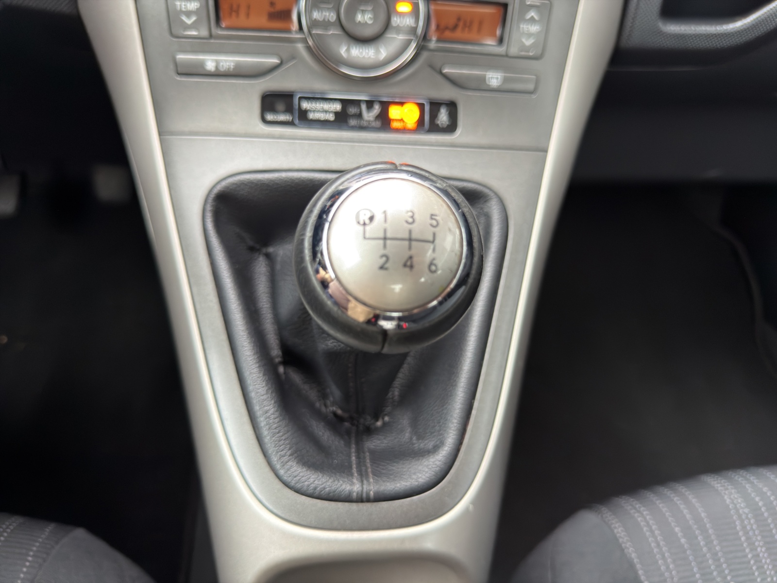 TOYOTA Auris 2.0 D-4D Linea Sol-image-13