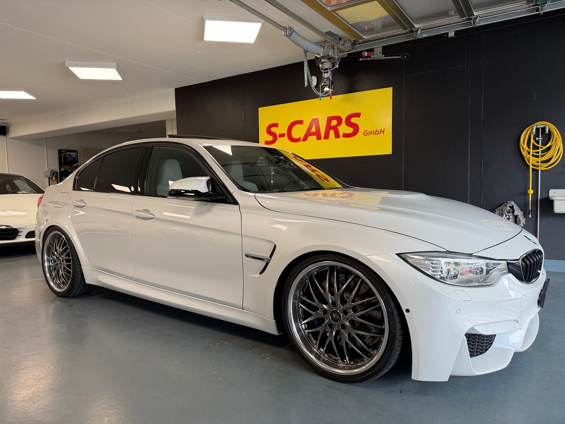 BMW M3 Drivelogic-showroom-element-1