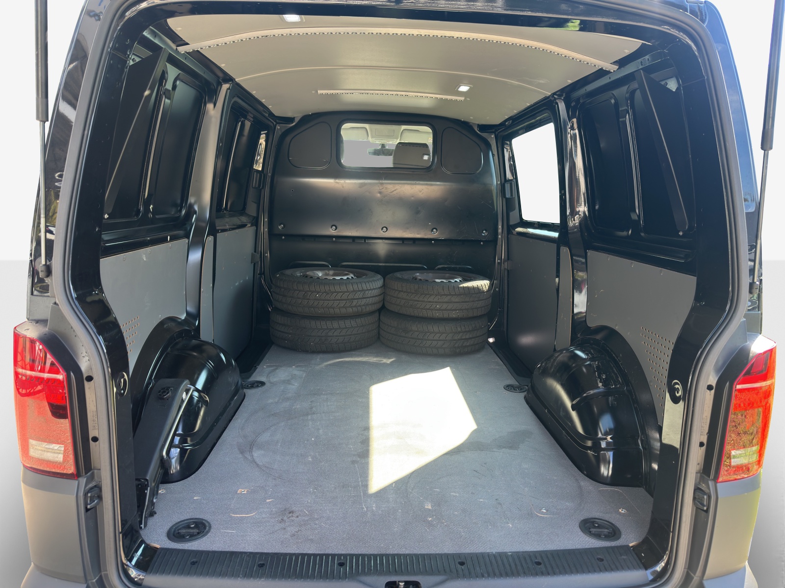 VW T6.1 2.0 TDI DSG-image-12