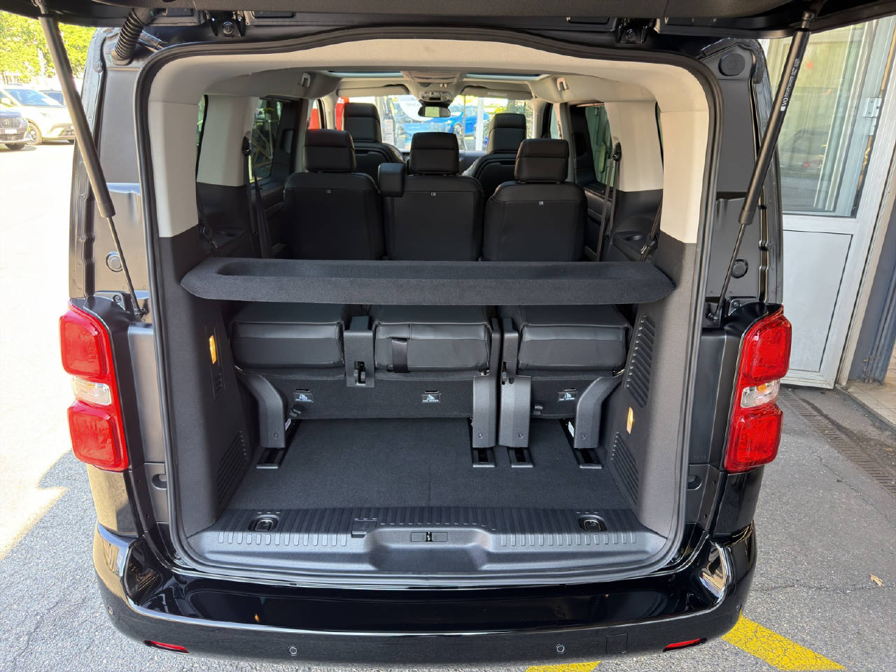 PEUGEOT Traveller Standard 2.2 BlueHDi 180 Business VIP S/S-image-13