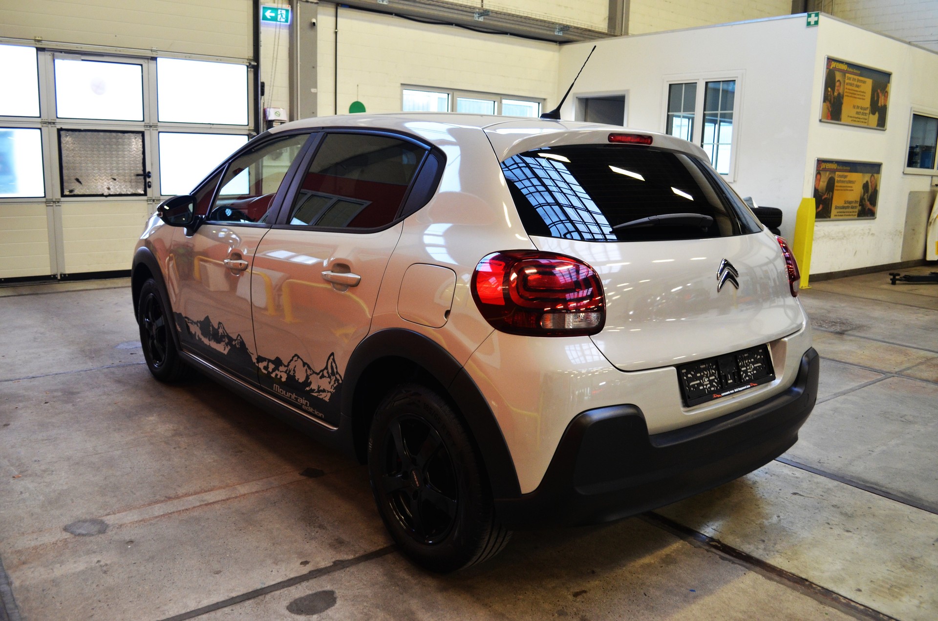 CITROEN C3 1.2i PureTech Feel Pack EDITION Mountain-image-6
