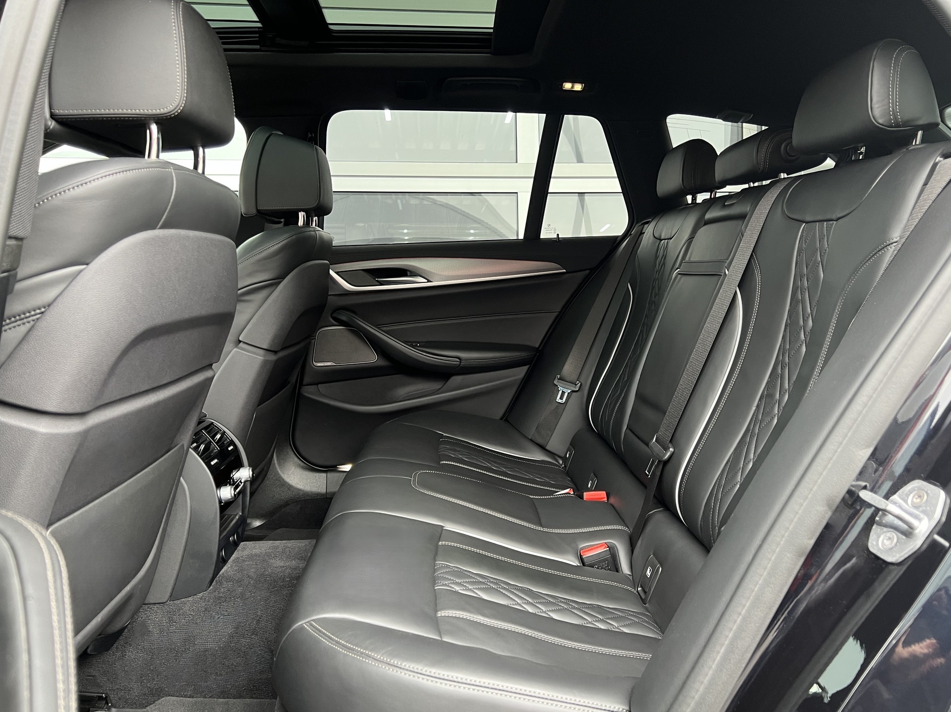 BMW 540i xDrive Touring Steptronic-image-10