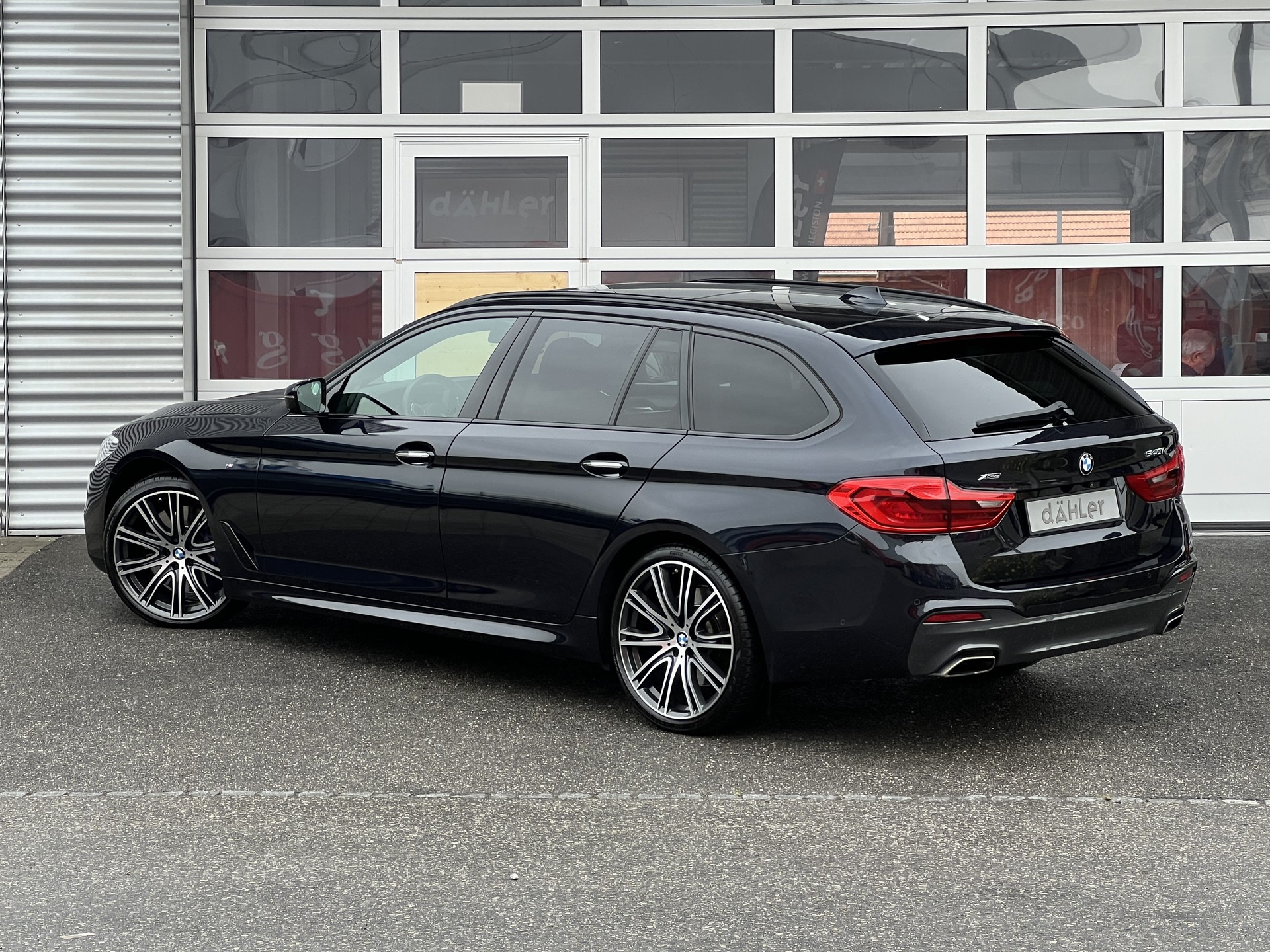 BMW 540i xDrive Touring Steptronic-image-3