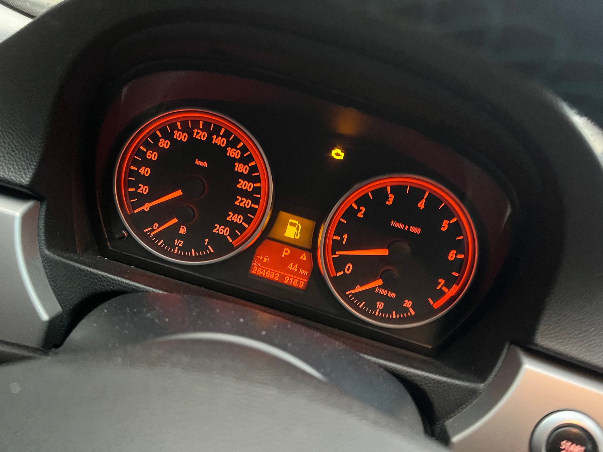 BMW 325i-image-12