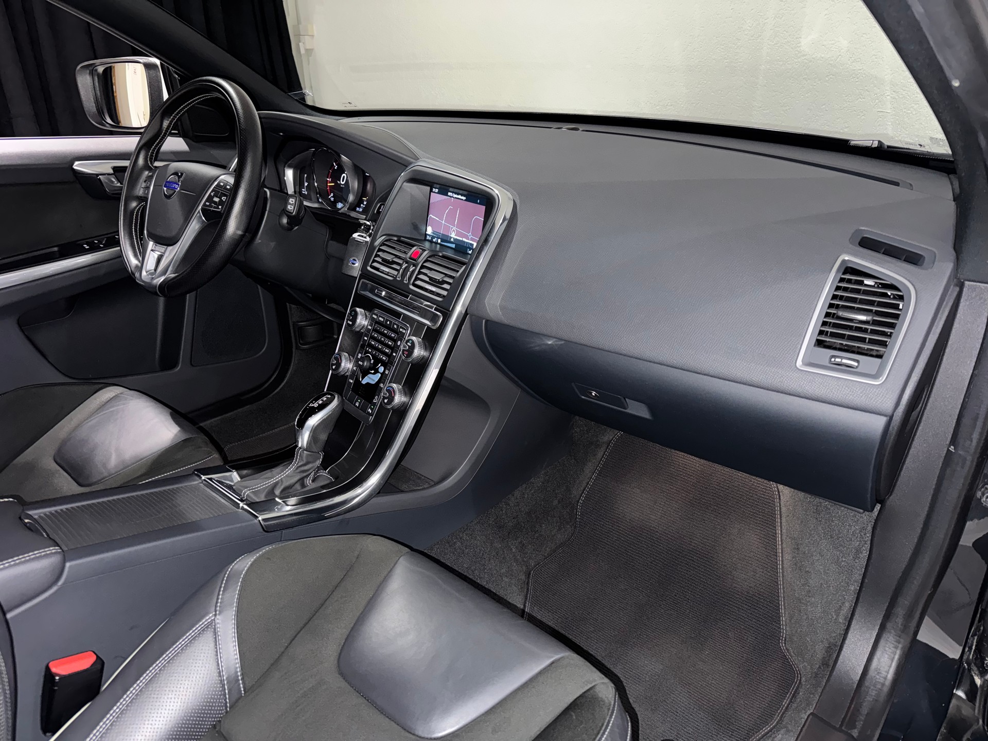 VOLVO XC60 D5 AWD R-Design Geartronic I AHK 2000KG I-image-12
