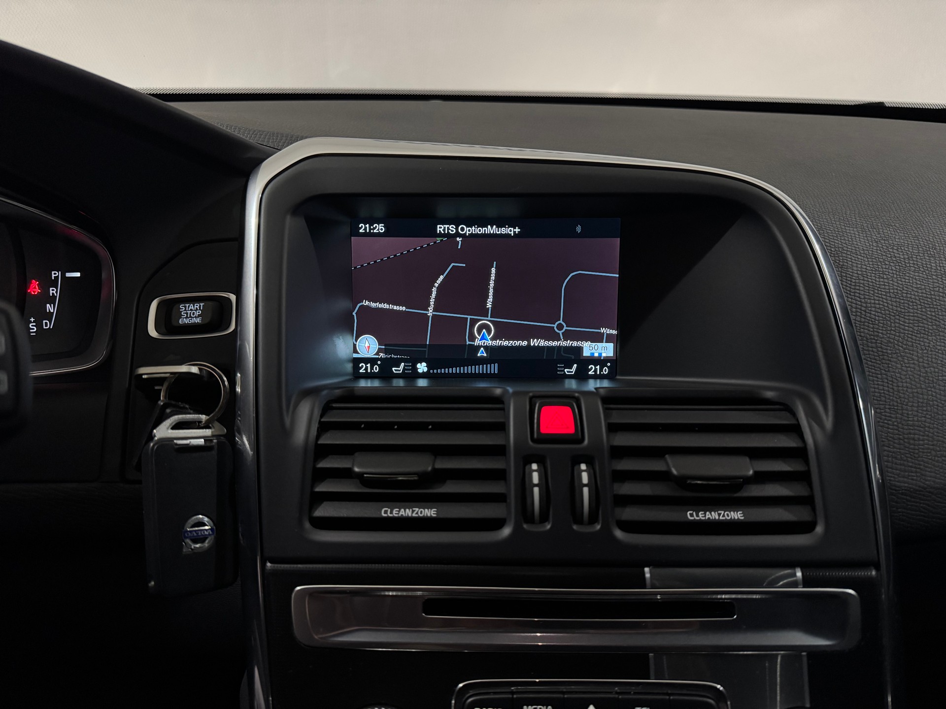 VOLVO XC60 D5 AWD R-Design Geartronic I AHK 2000KG I-image-17