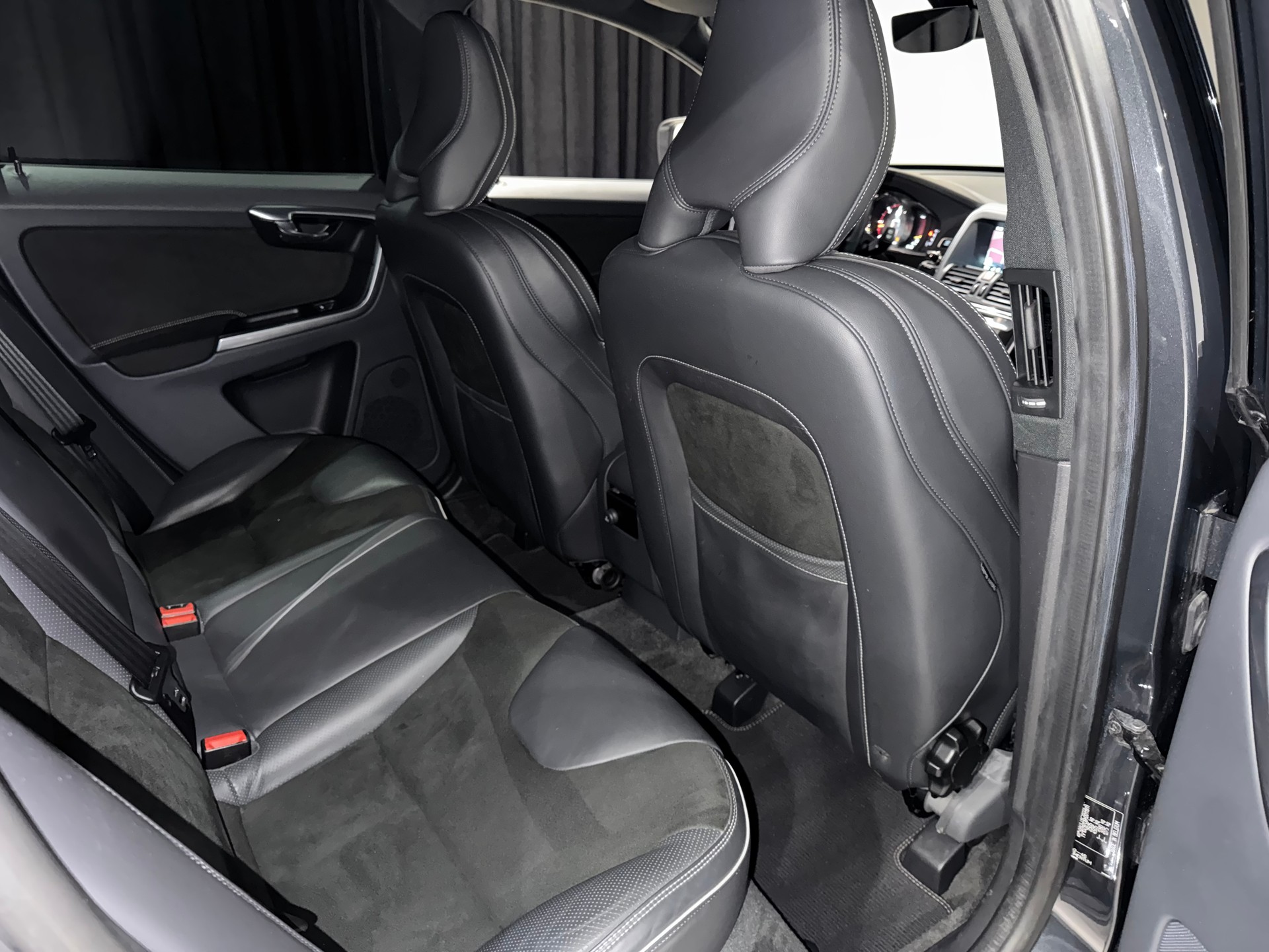 VOLVO XC60 D5 AWD R-Design Geartronic I AHK 2000KG I-image-18