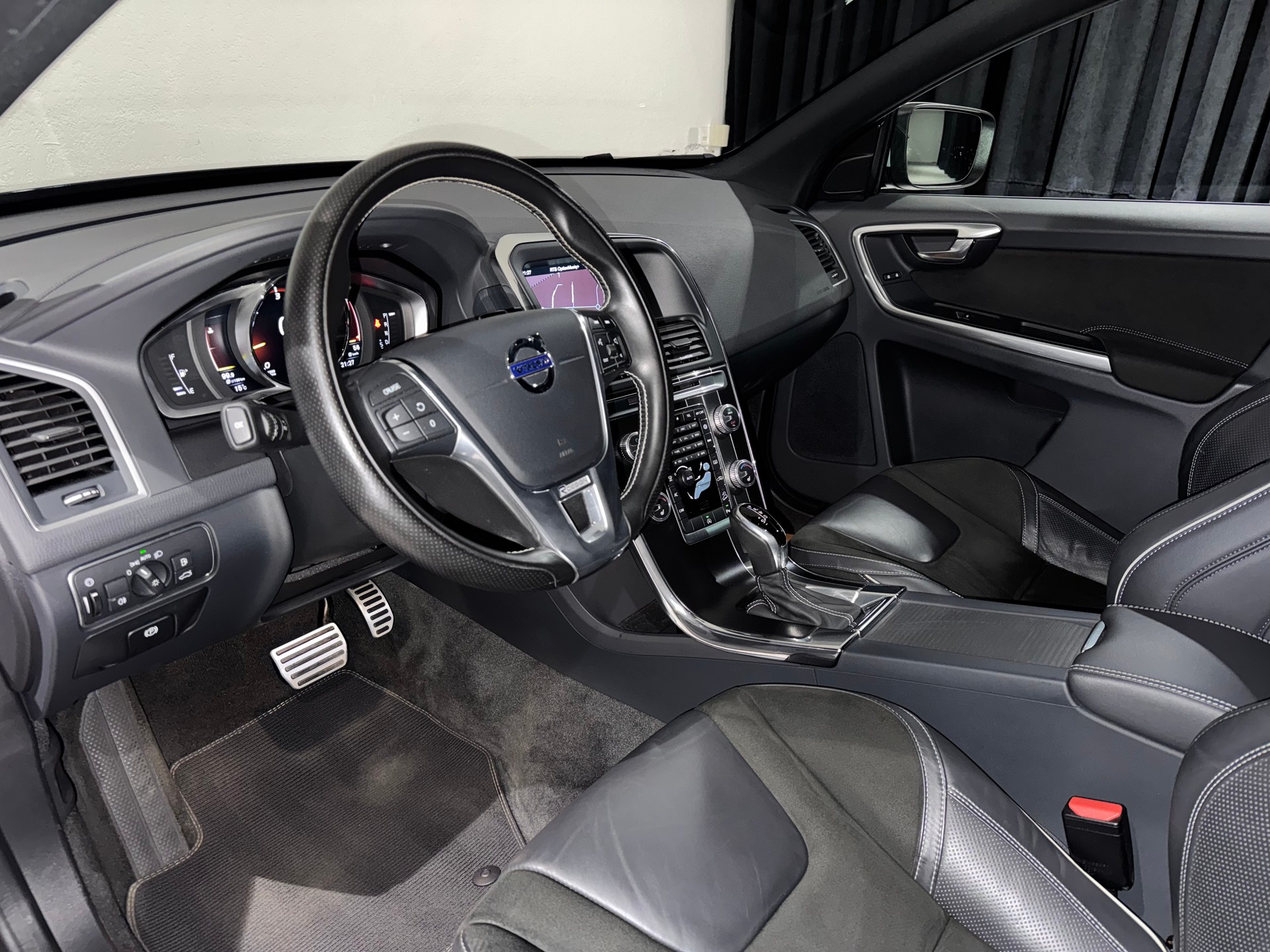 VOLVO XC60 D5 AWD R-Design Geartronic I AHK 2000KG I-image-11