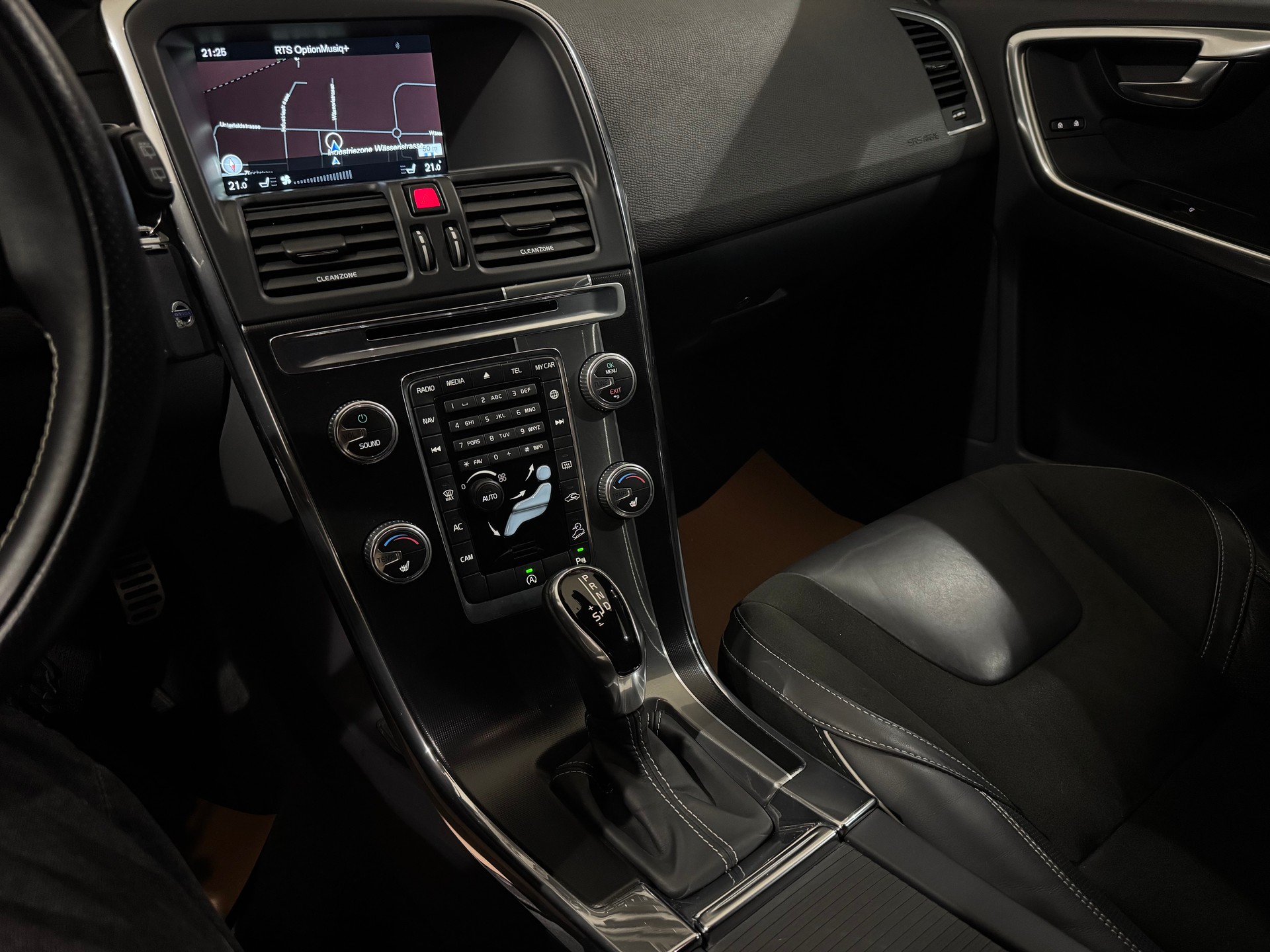VOLVO XC60 D5 AWD R-Design Geartronic I AHK 2000KG I-image-15