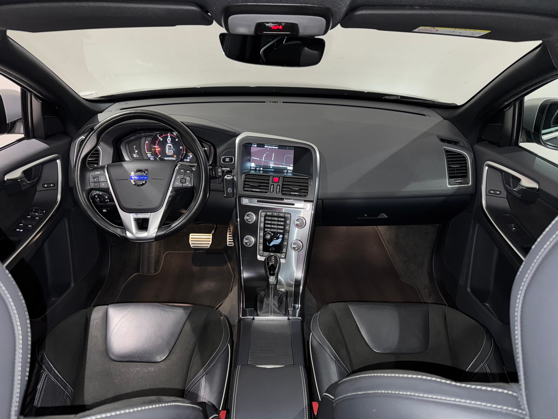 VOLVO XC60 D5 AWD R-Design Geartronic I AHK 2000KG I-image-13