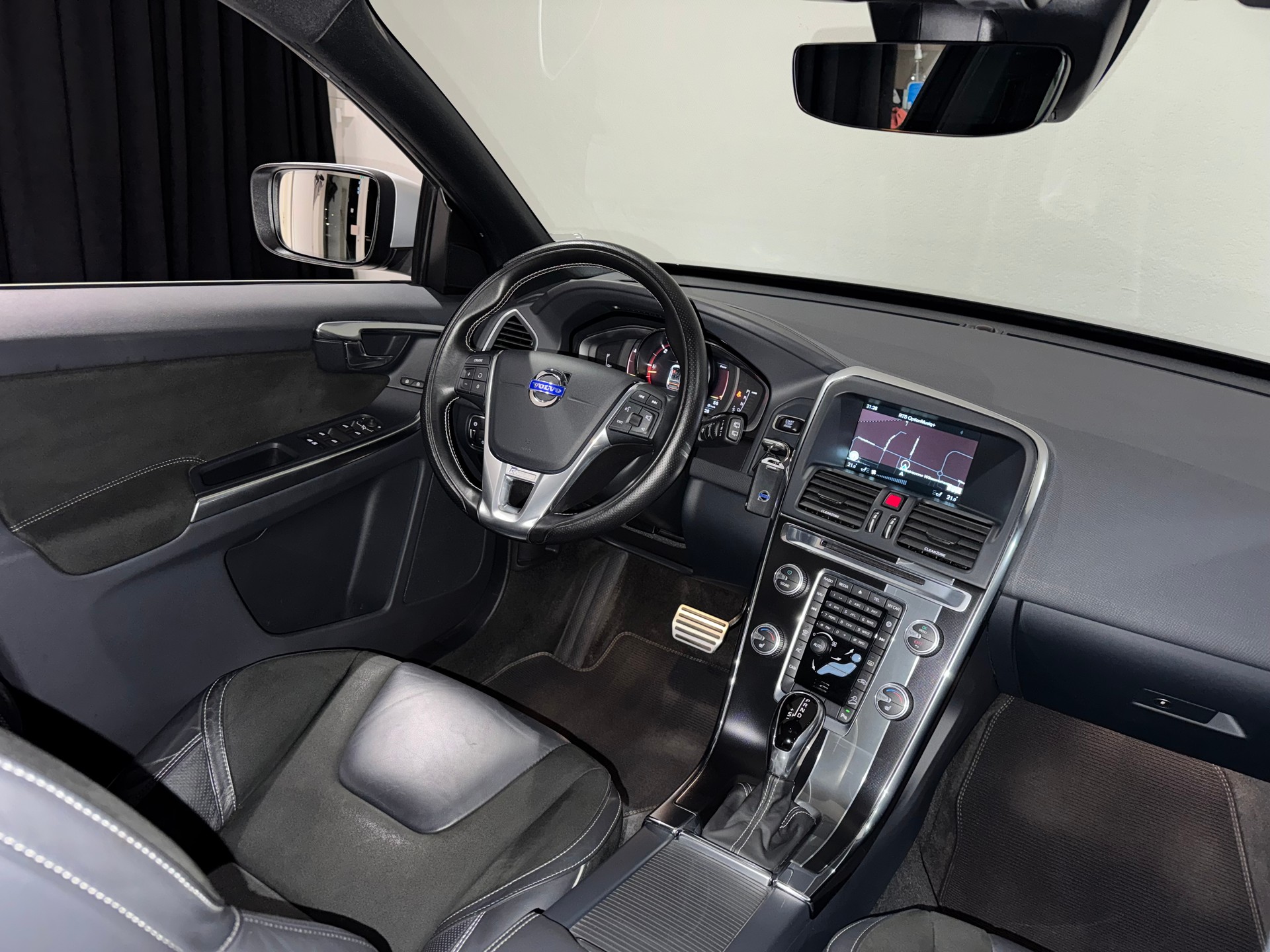 VOLVO XC60 D5 AWD R-Design Geartronic I AHK 2000KG I-image-14