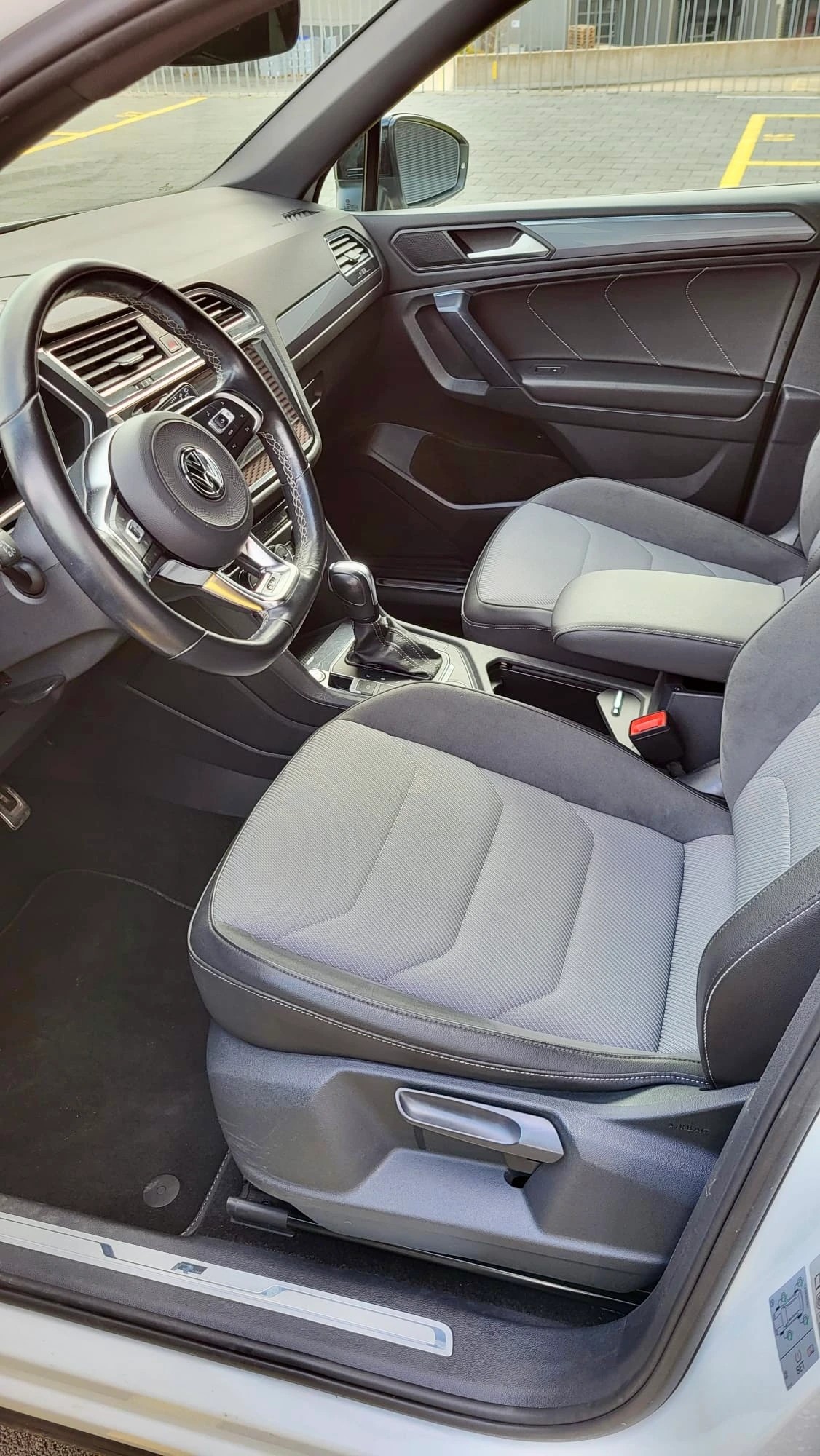 VW Tiguan Allspace 2.0 TDI SCR R-Line Highline DSG 4Motion-image-7