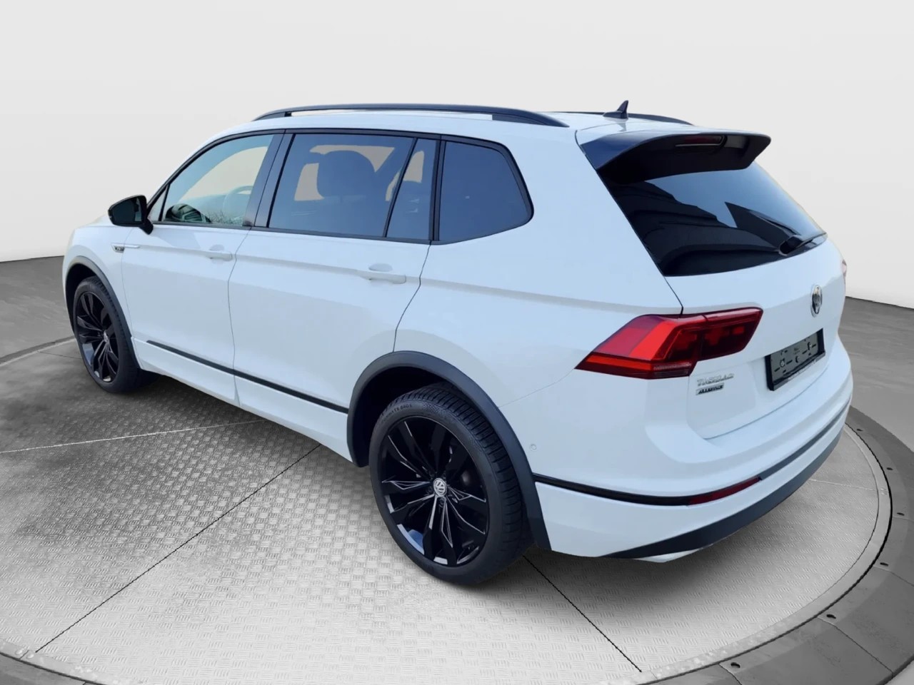 VW Tiguan Allspace 2.0 TDI SCR R-Line Highline DSG 4Motion-image-2