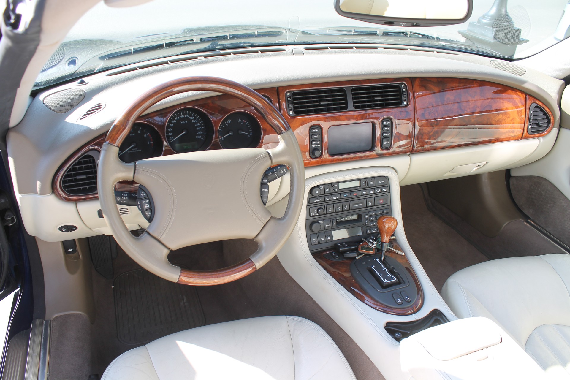 JAGUAR XKR S/C Convertible-image-4