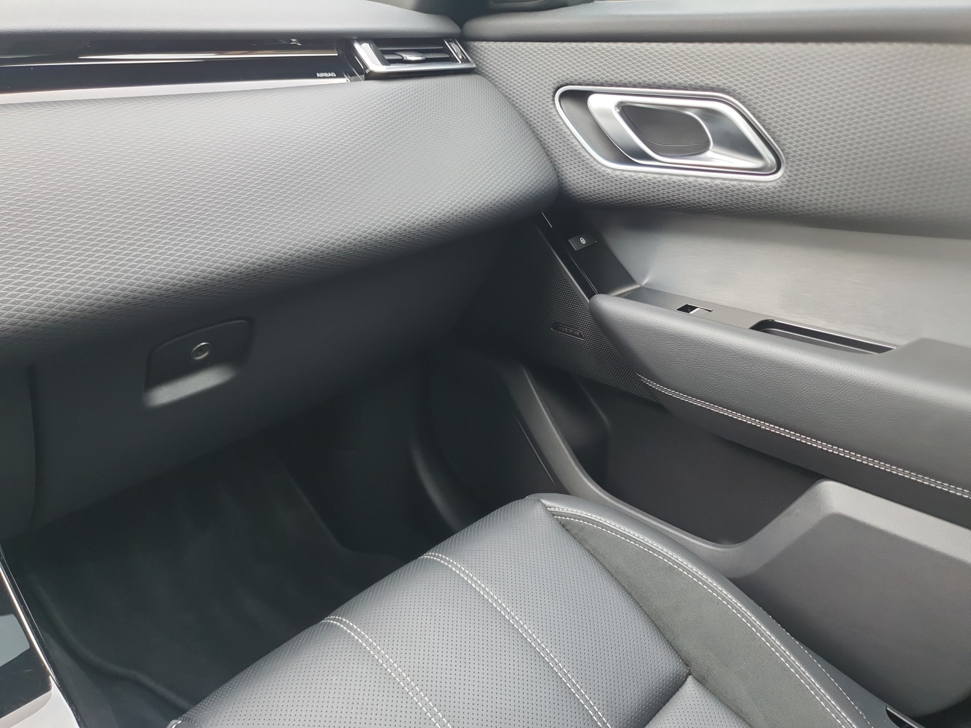 LAND ROVER RR Velar R-Dynamic D 300 S-image-19