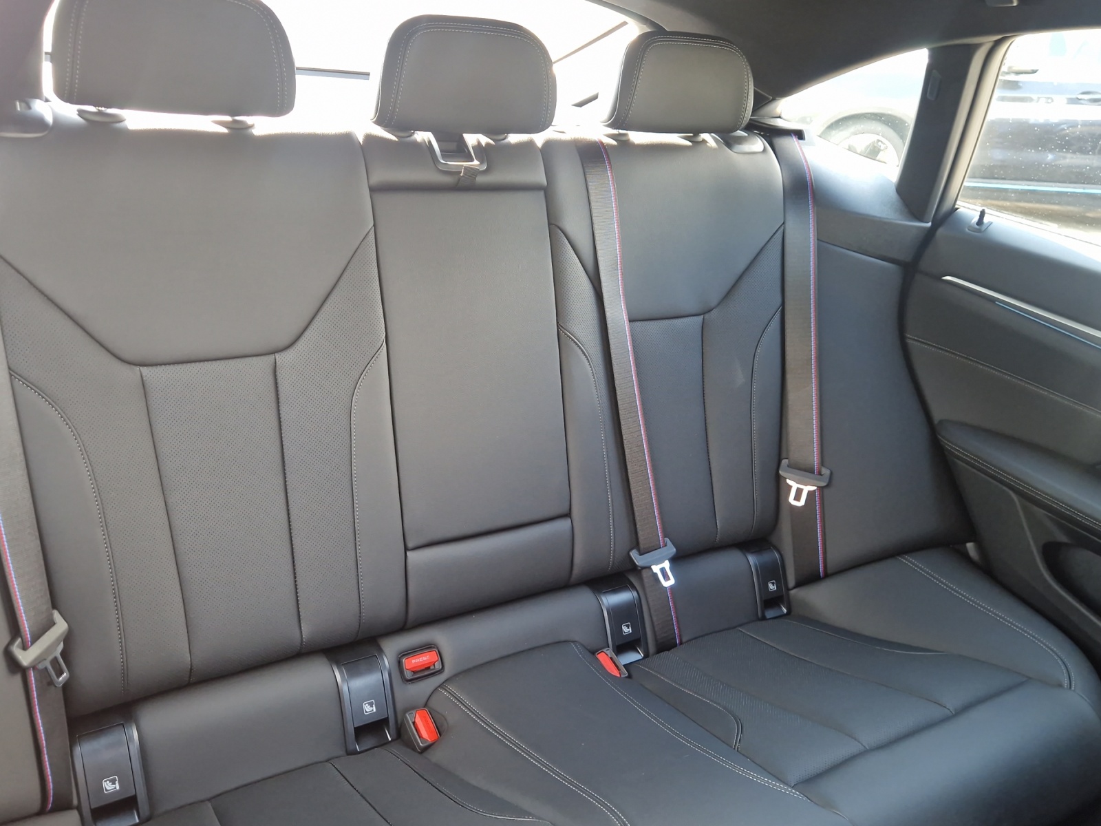 BMW i4 xDrive 40 M Sport Pro-image-18