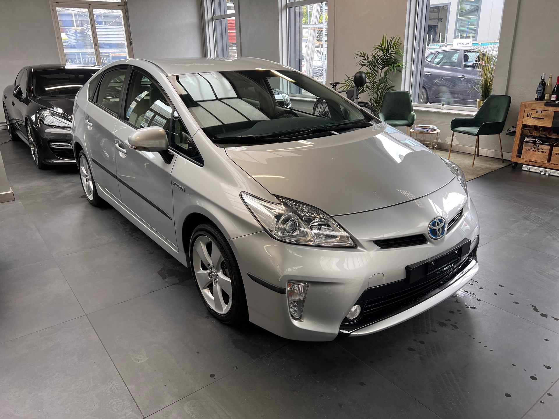 TOYOTA Prius 1.8 16V HSD Sol-image-2