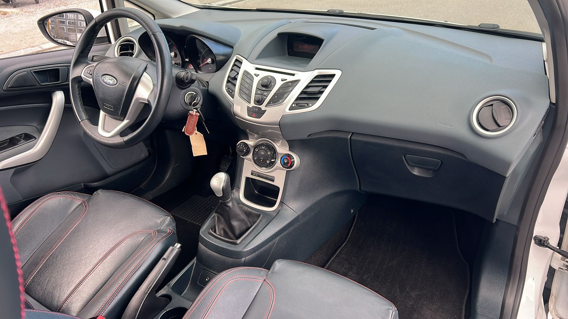 FORD Fiesta 1.6 16V Titanium-image-10