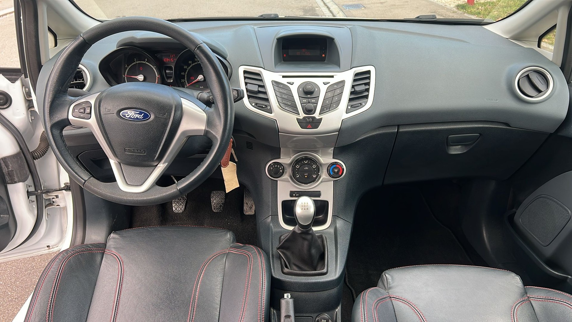 FORD Fiesta 1.6 16V Titanium-image-8