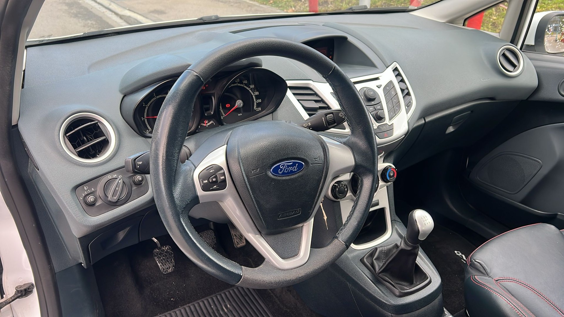 FORD Fiesta 1.6 16V Titanium-image-9
