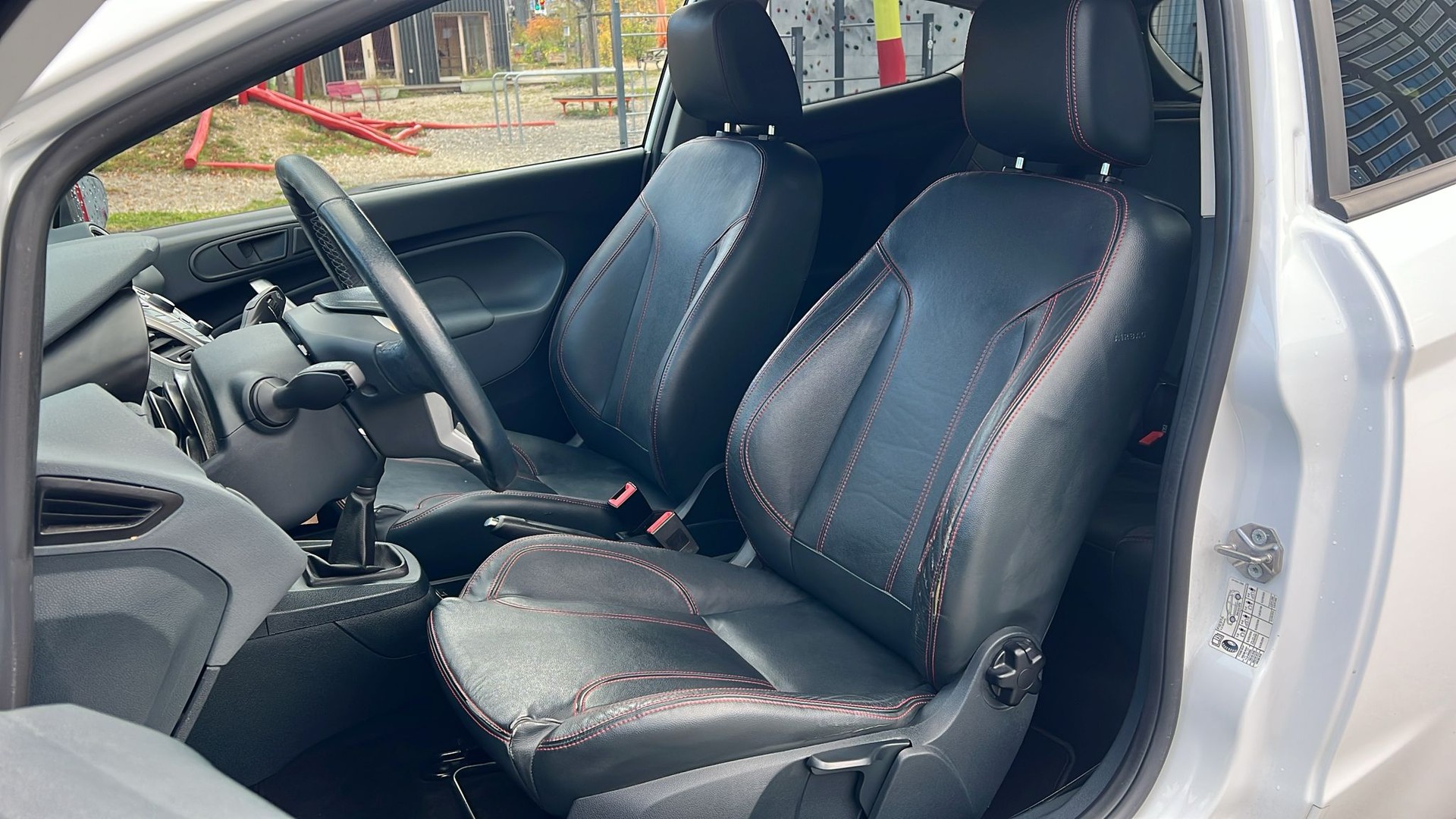 FORD Fiesta 1.6 16V Titanium-image-11