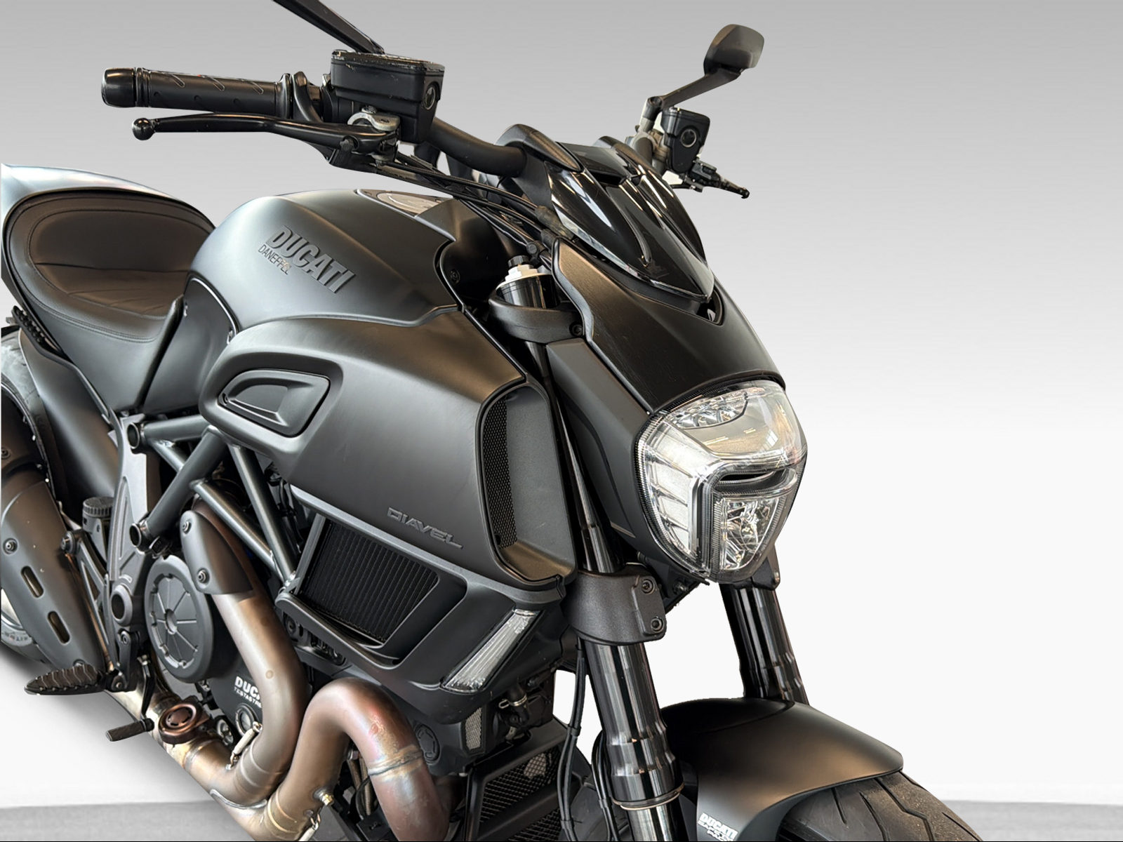 DUCATI 1200 Diavel Dark ABS-showroom-element-1