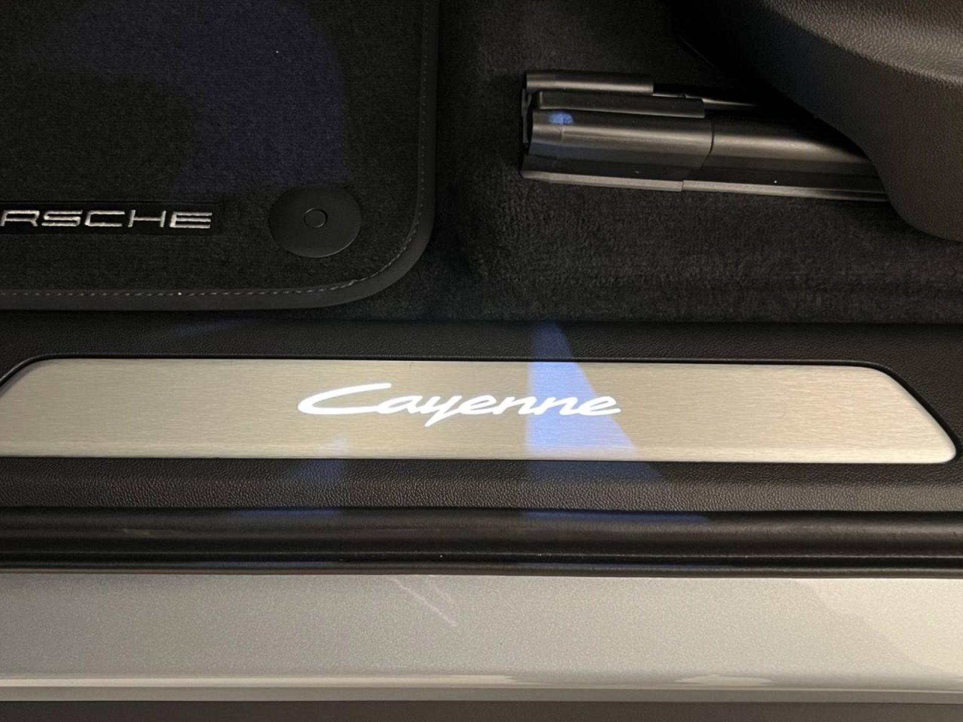 PORSCHE Cayenne E-Hybrid Black Edition-image-10