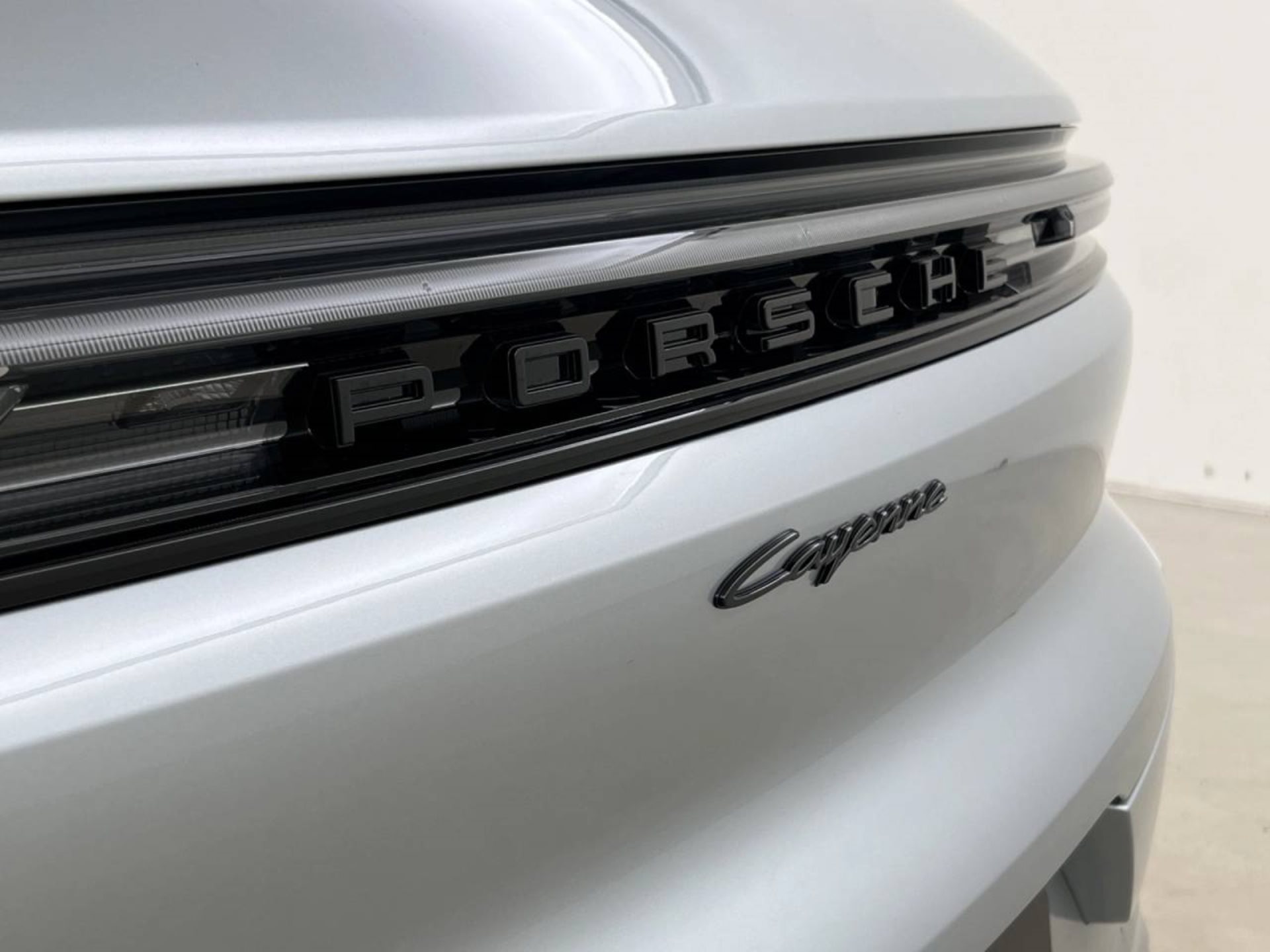 PORSCHE Cayenne E-Hybrid Black Edition-image-6
