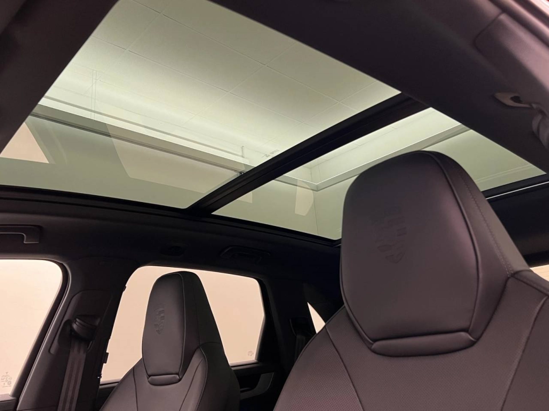 PORSCHE Cayenne E-Hybrid Black Edition-image-8