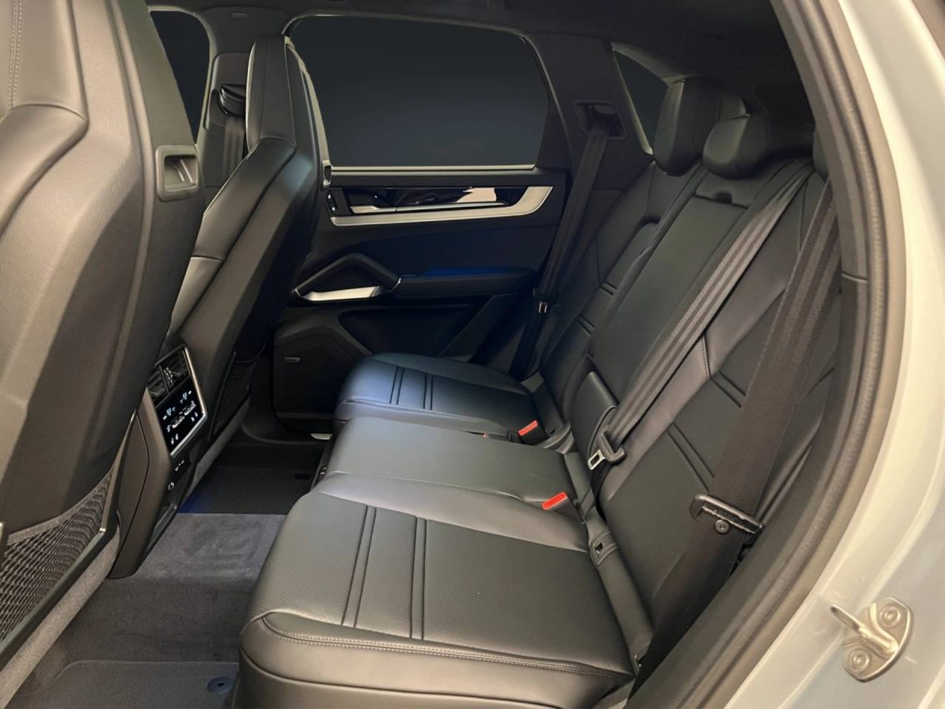 PORSCHE Cayenne E-Hybrid Black Edition-image-9