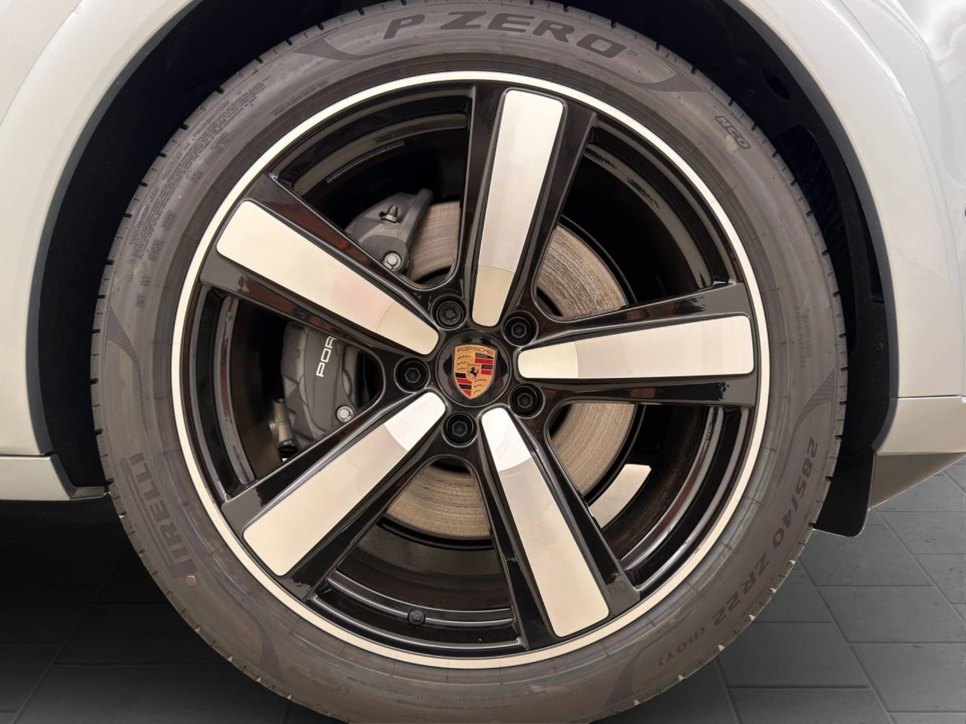 PORSCHE Cayenne E-Hybrid Black Edition-image-9