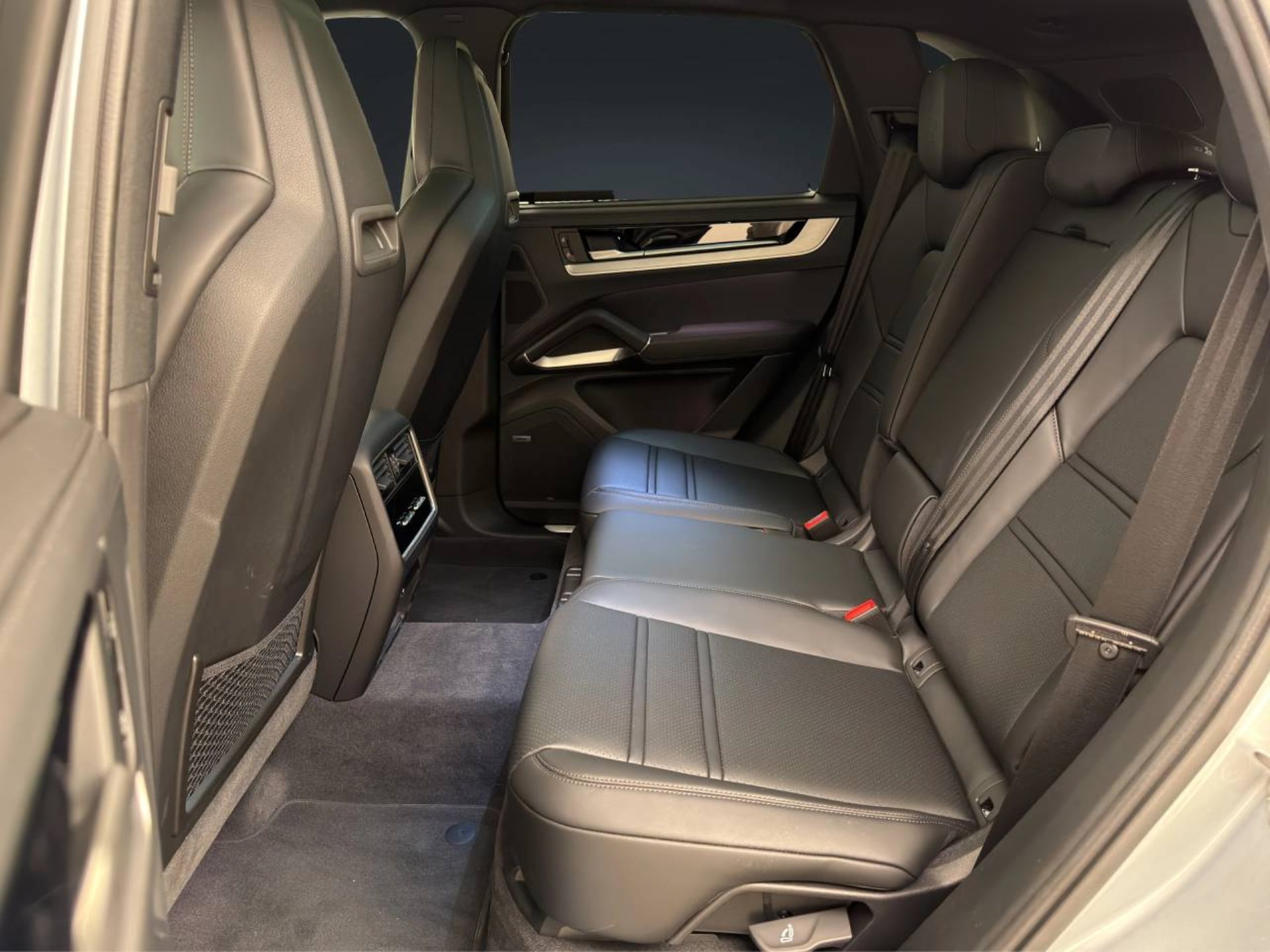 PORSCHE Cayenne E-Hybrid Black Edition-image-15