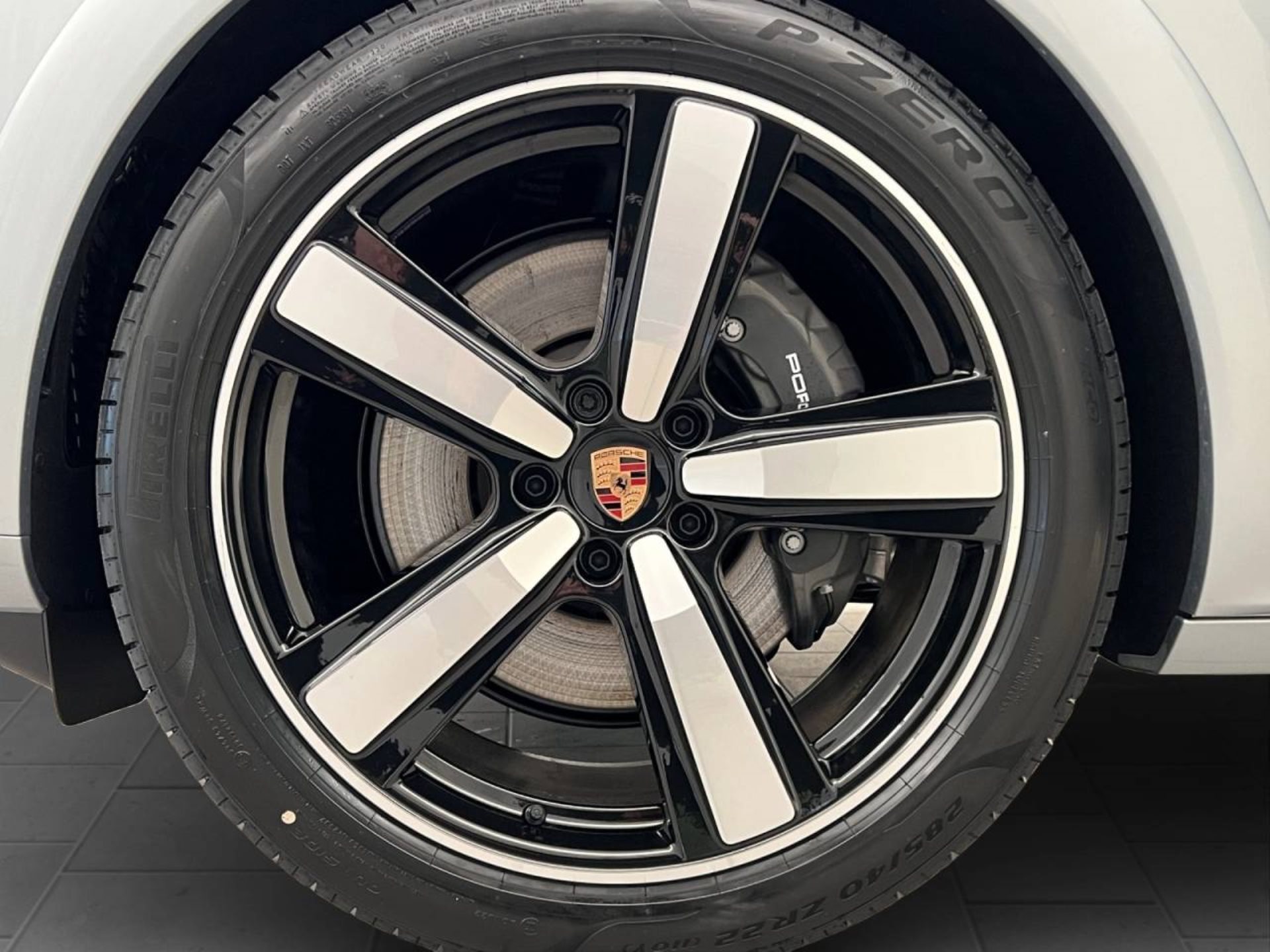 PORSCHE Cayenne E-Hybrid Black Edition-image-7