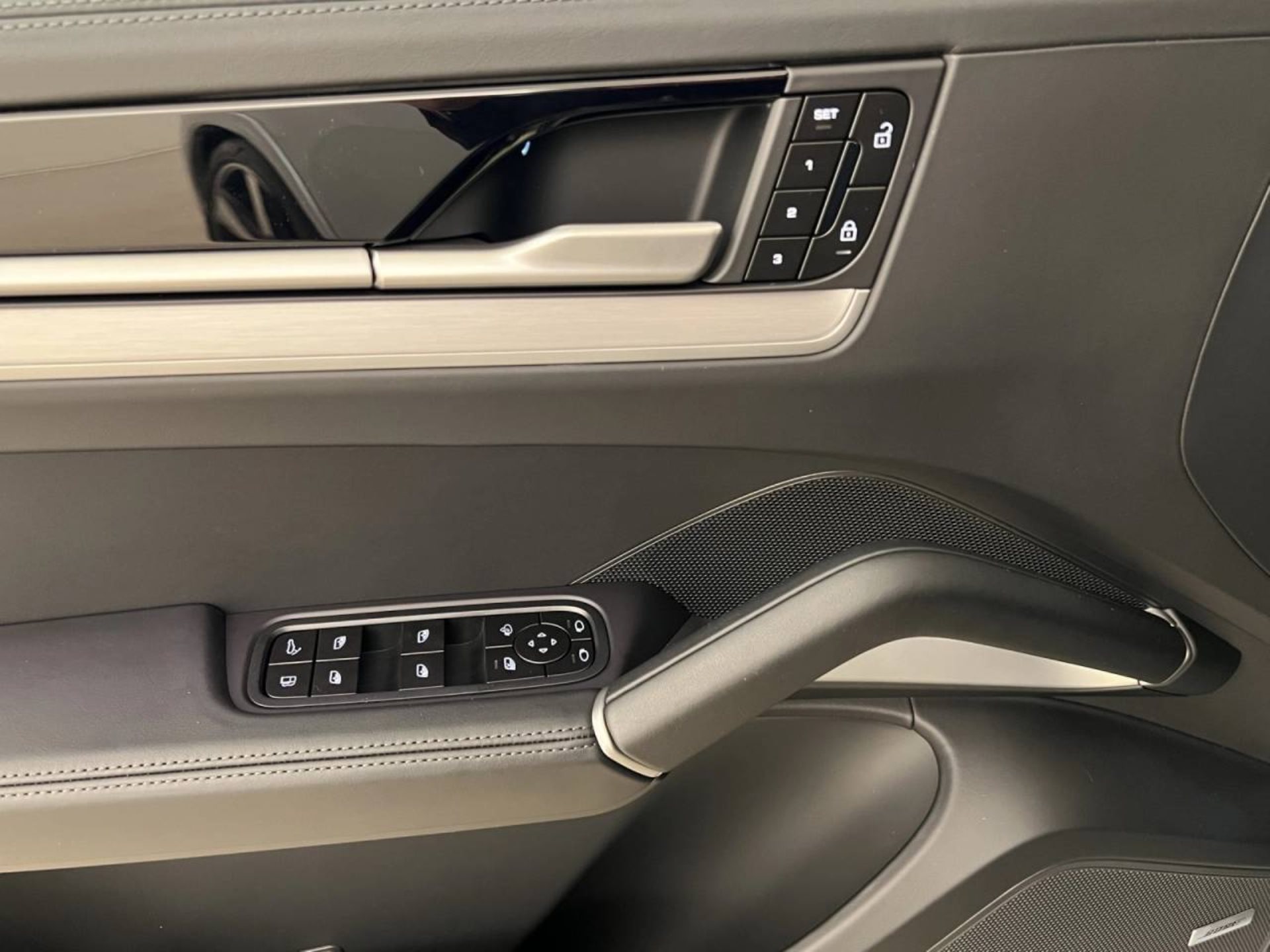 PORSCHE Cayenne E-Hybrid Black Edition-image-11