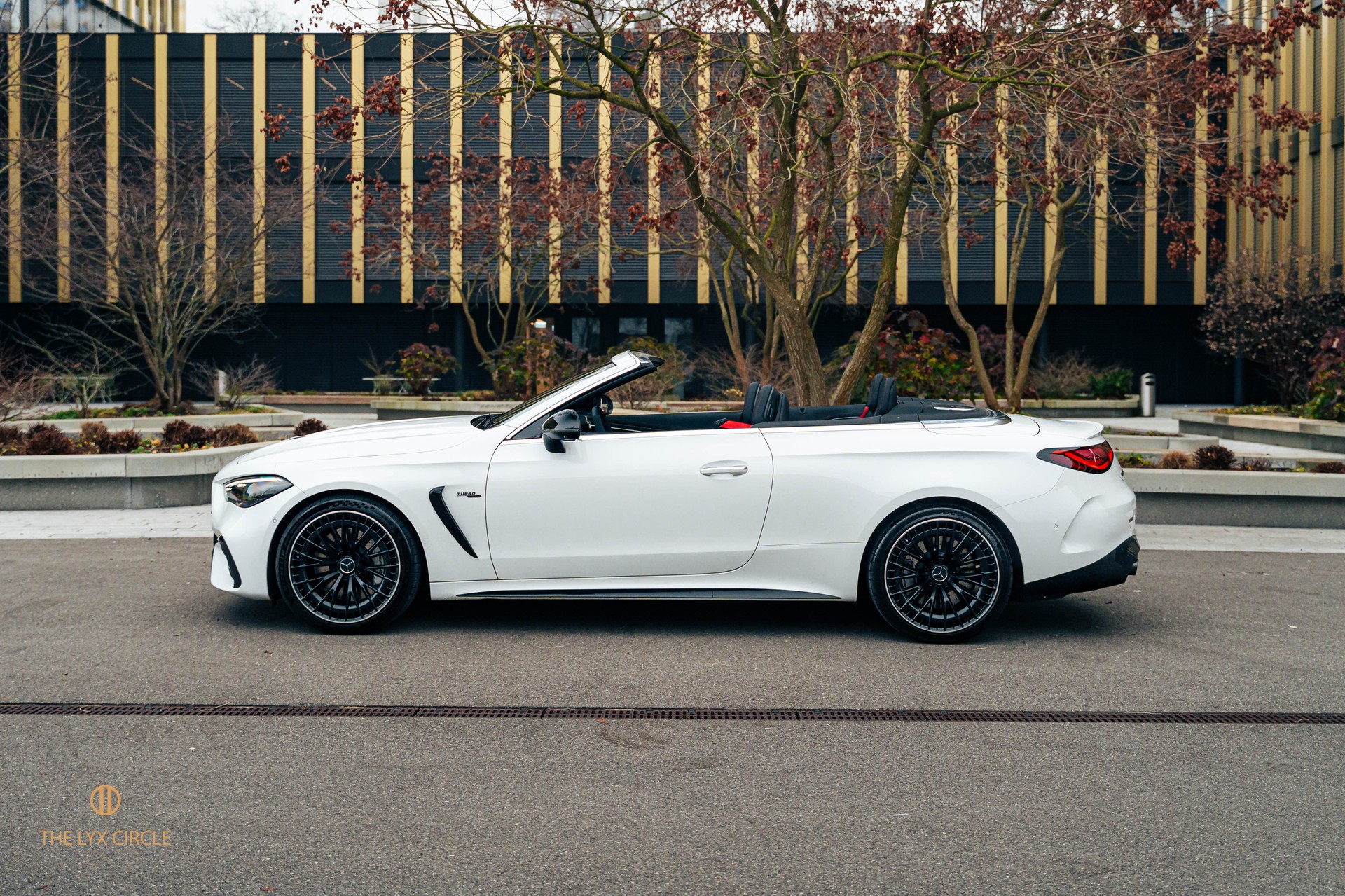 MERCEDES-BENZ CLE AMG 53 Cabrio 4Matic+ 9G-Tronic-image-3
