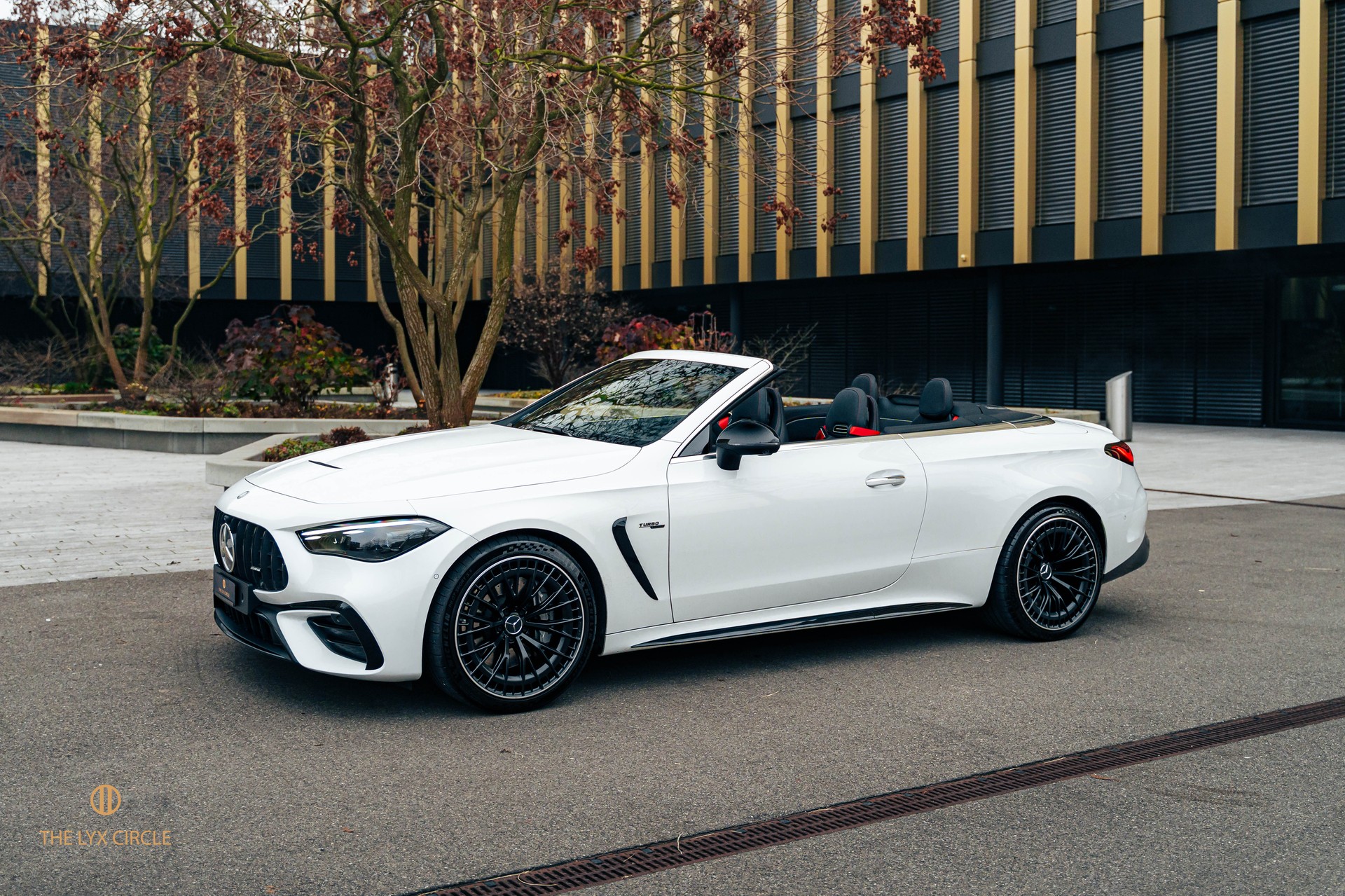 MERCEDES-BENZ CLE AMG 53 Cabrio 4Matic+ 9G-Tronic-image-2