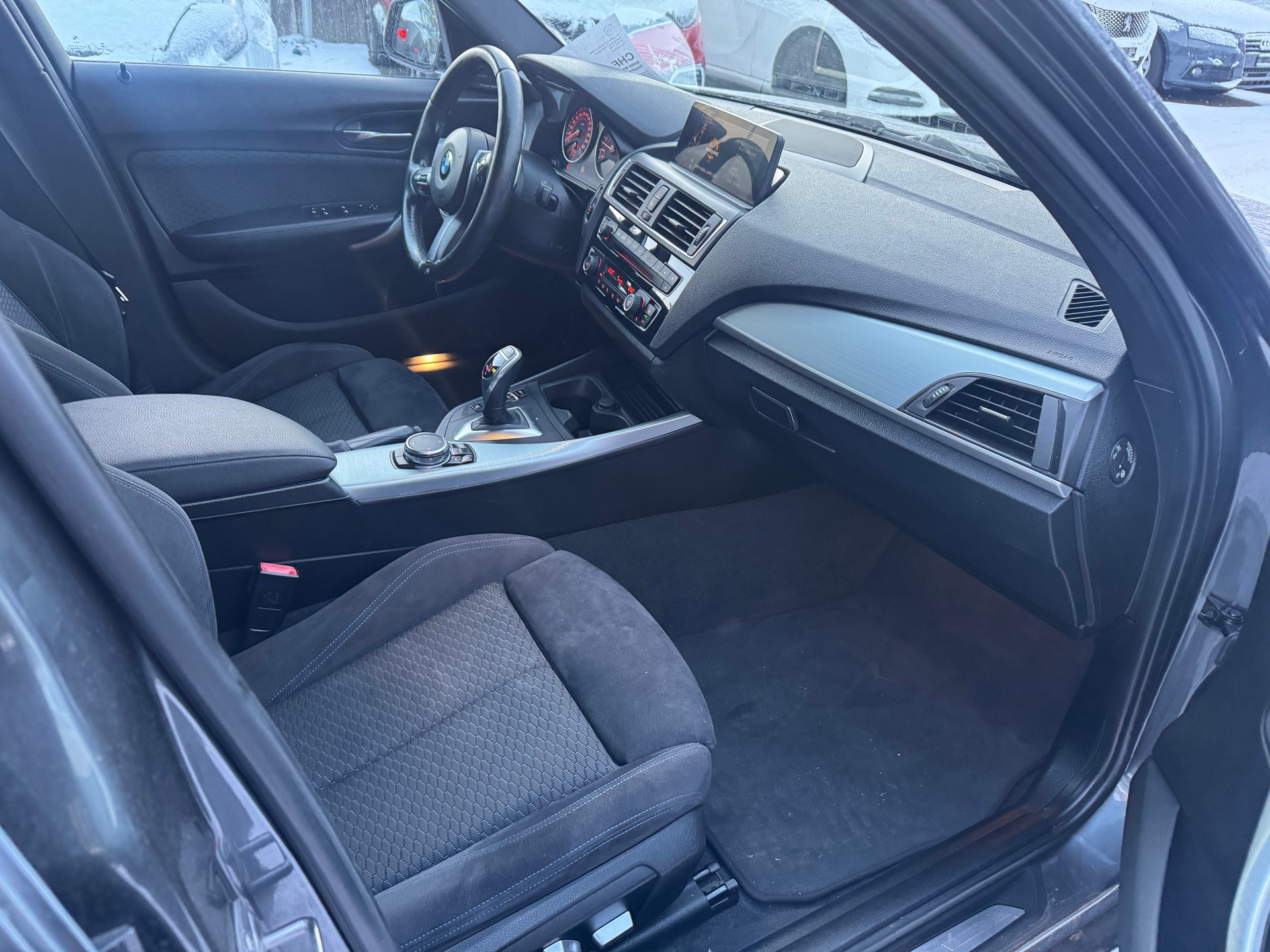 BMW M135i xDrive Steptronic-showroom-element-2