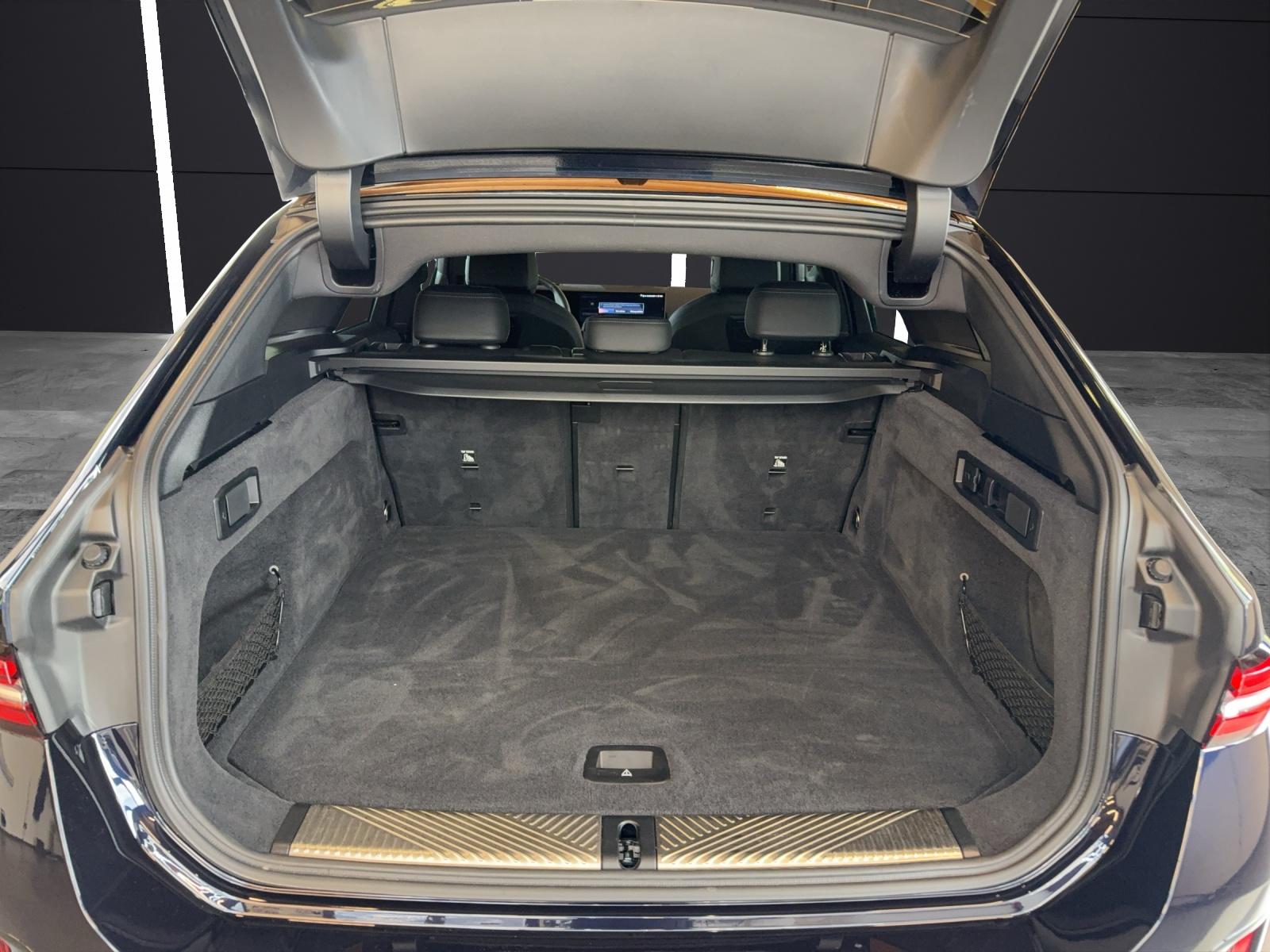 BMW 520d xDrive Touring M Sport-image-13