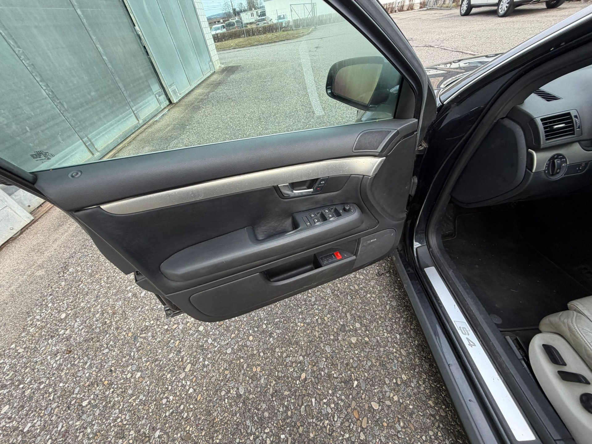 AUDI S4 4.2 V8 quattro-image-5