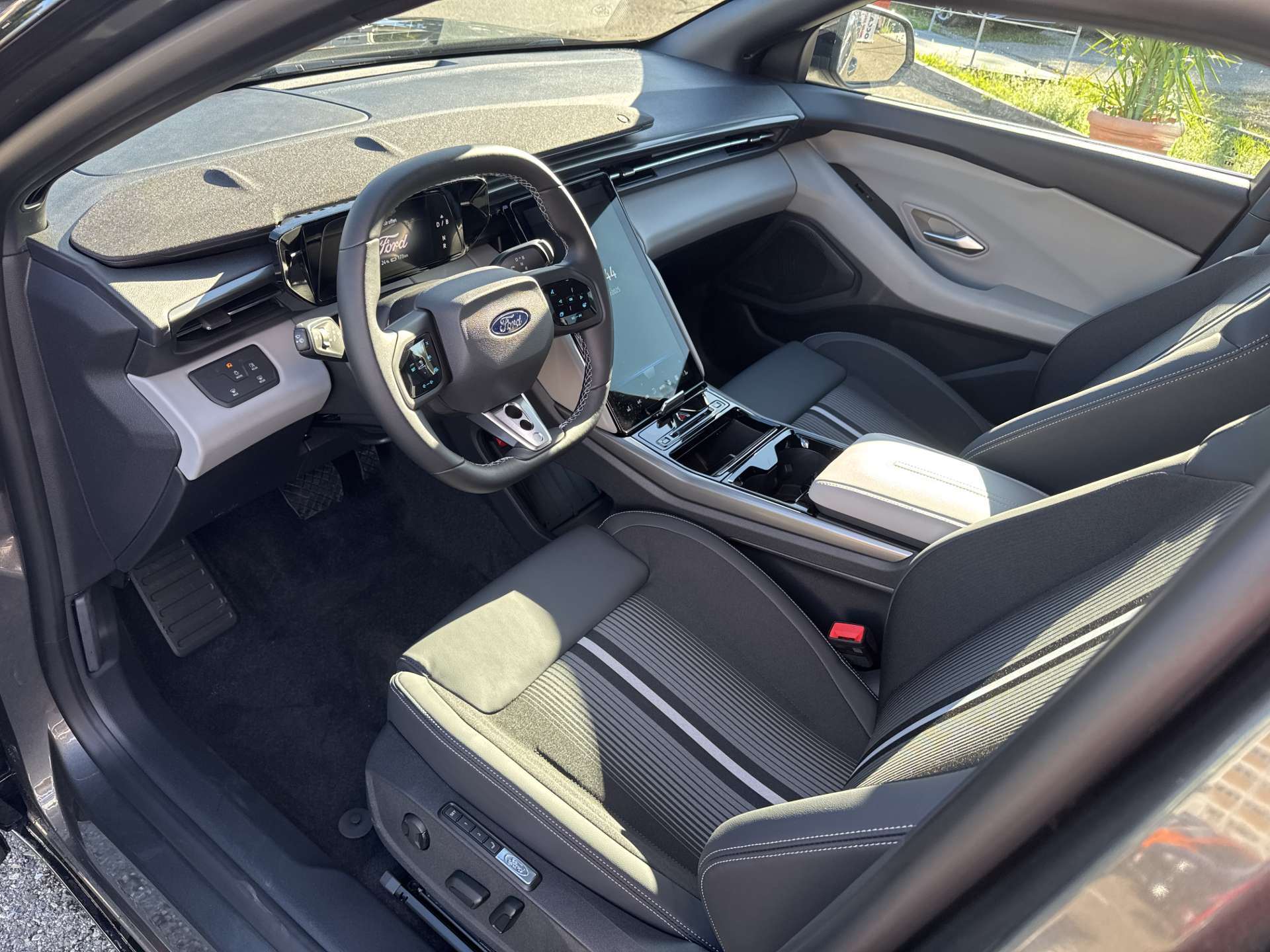 FORD Capri Elektro 79kWh Dual Extended Range 340PS AWD Automat-image-4